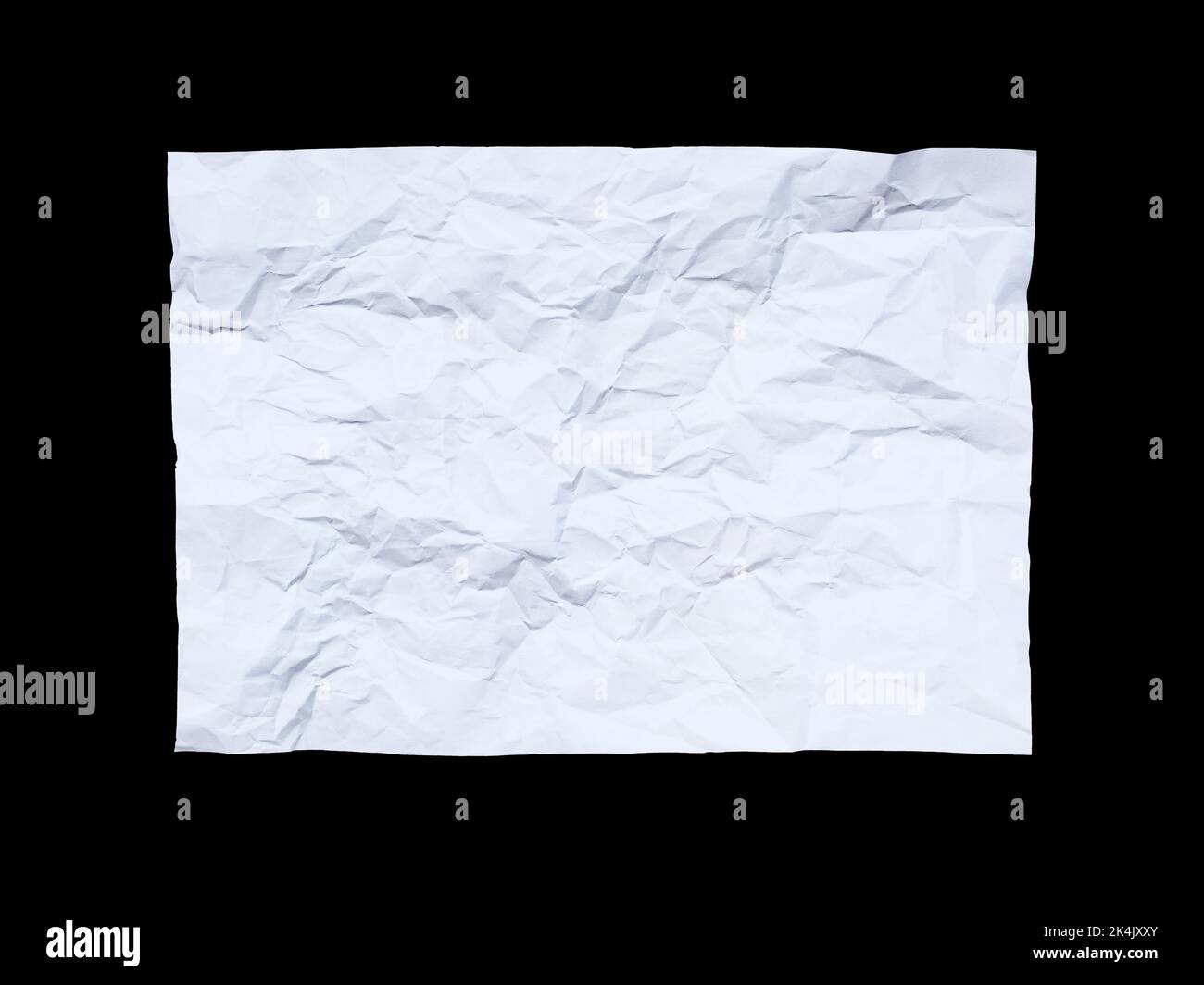 Texture de l'affiche de papier vierge froissée et froissée isolée sur fond noir Banque D'Images