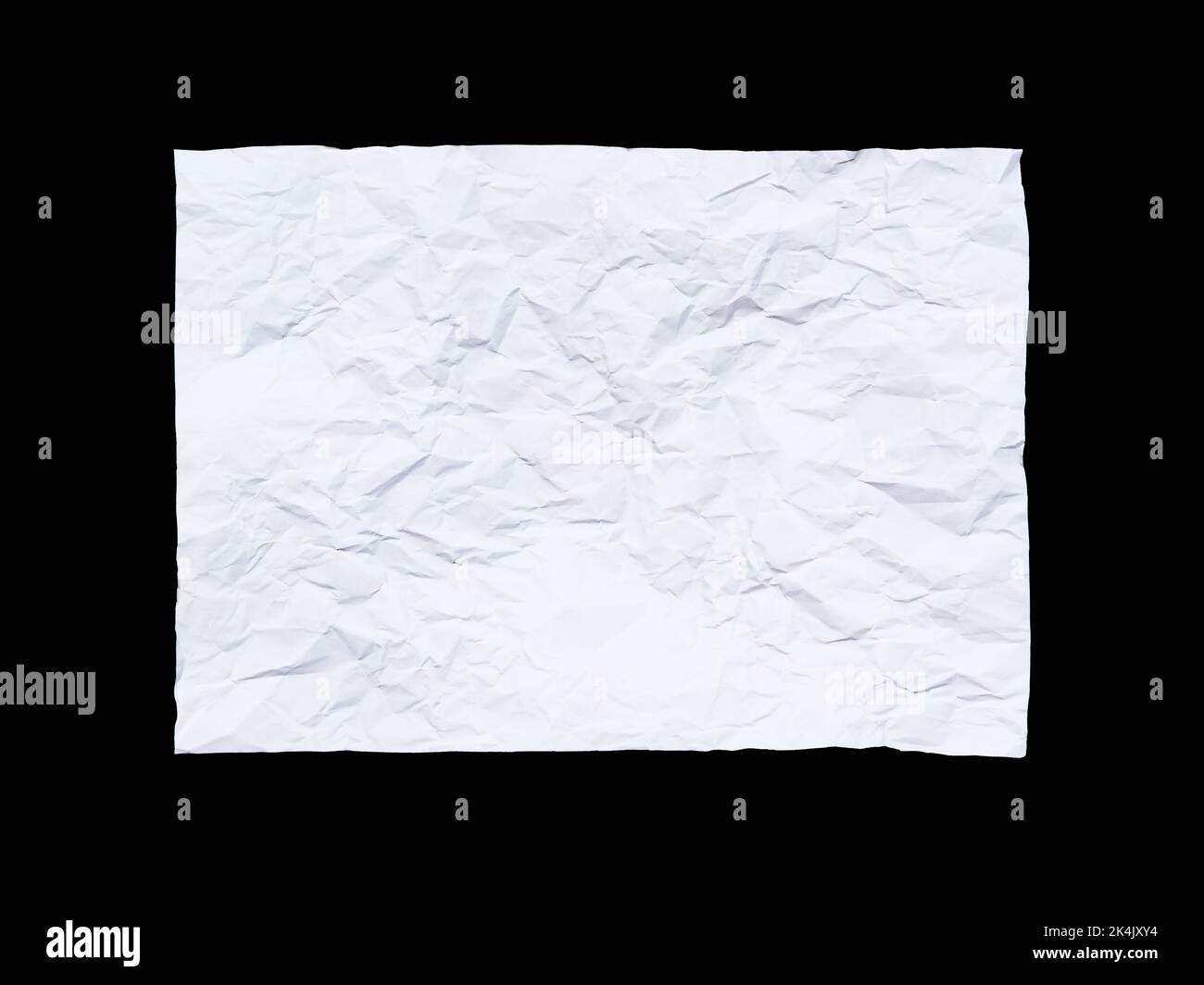 Affiche papier vierge froissée et froissée isolée sur fond noir Banque D'Images