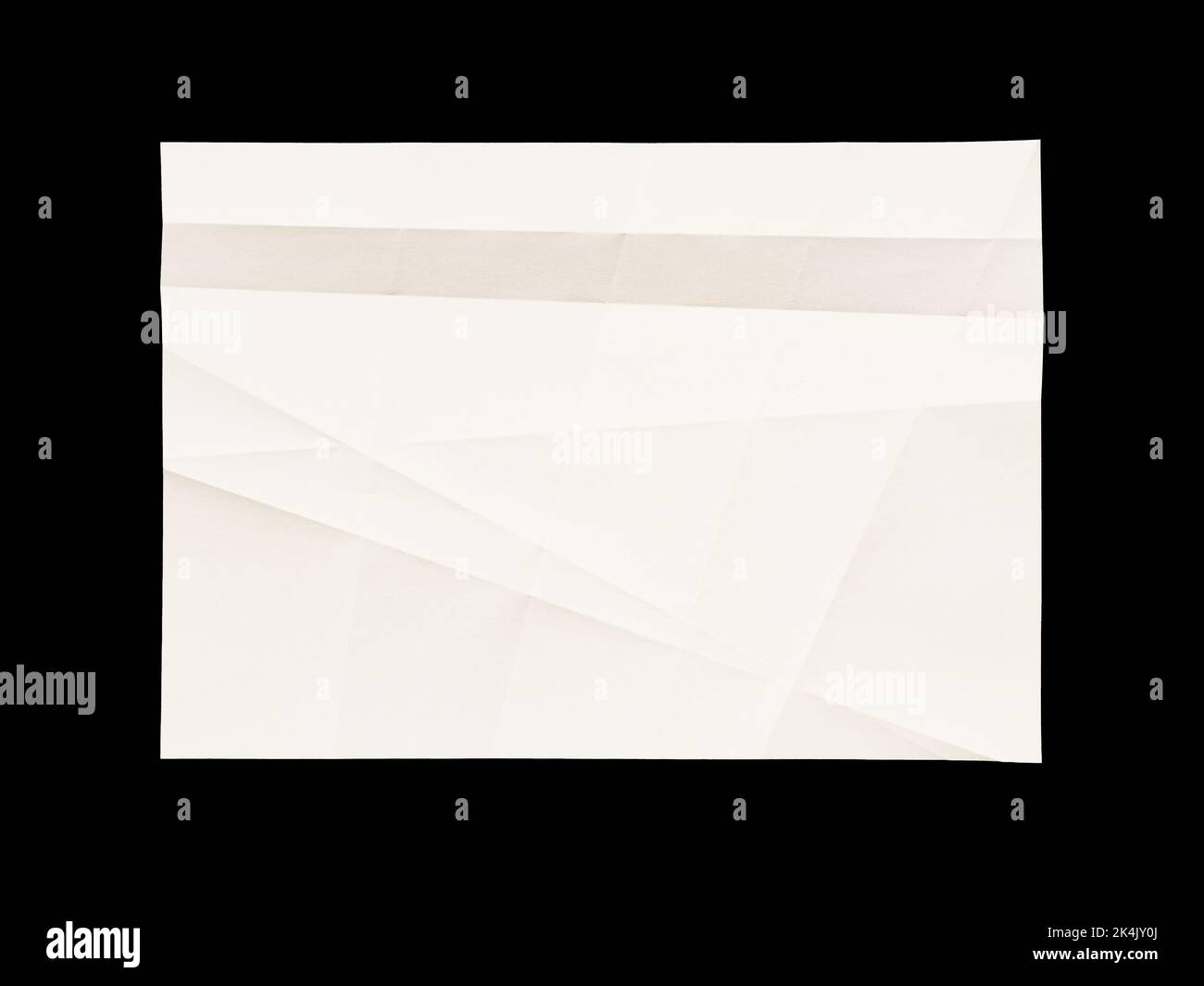Texture du papier blanc vierge froissé isolée sur fond noir Banque D'Images