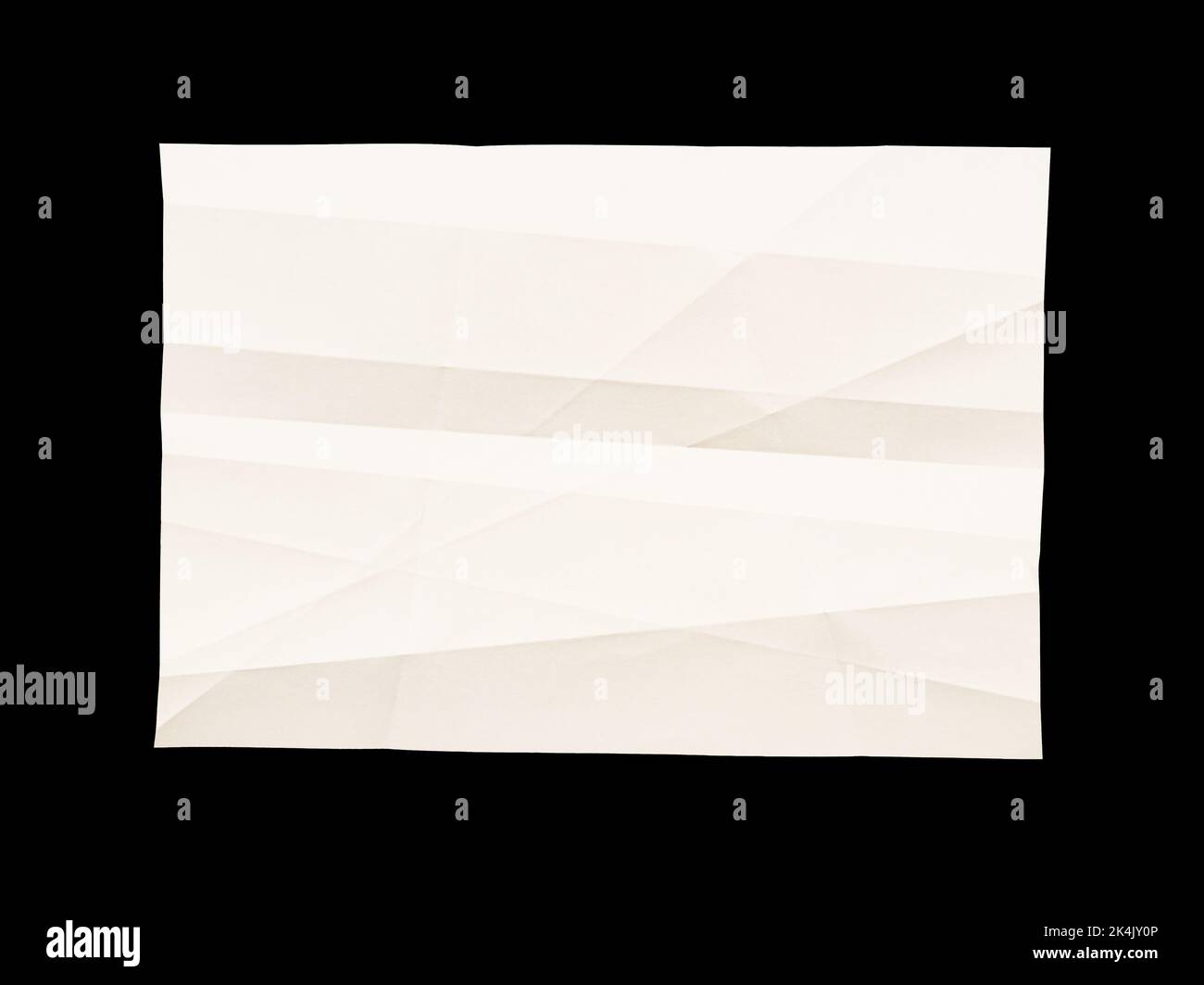 Poster froissé sur papier blanc isolé sur fond noir Banque D'Images