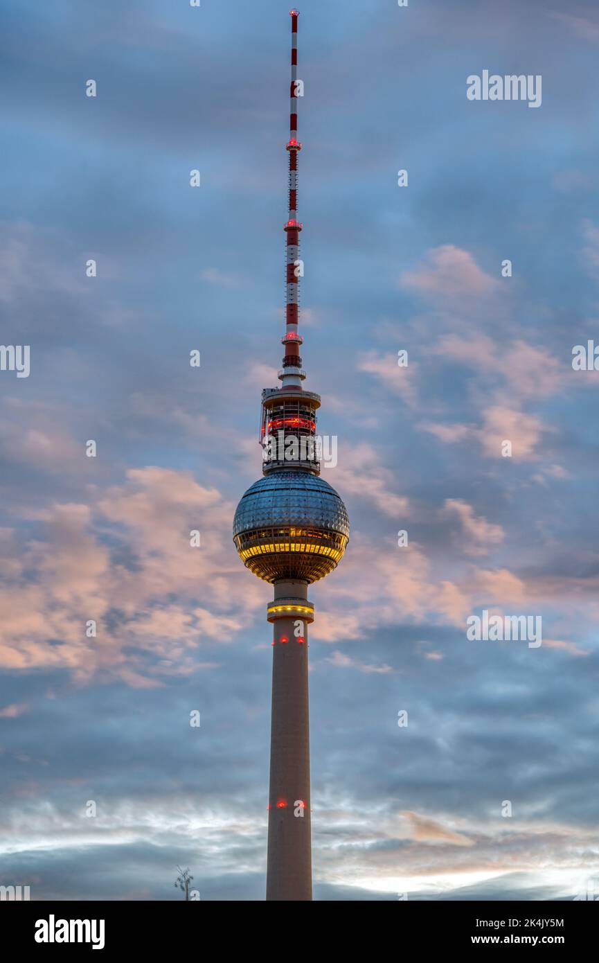 La célèbre tour de télévision de Berlin à l'aube Banque D'Images