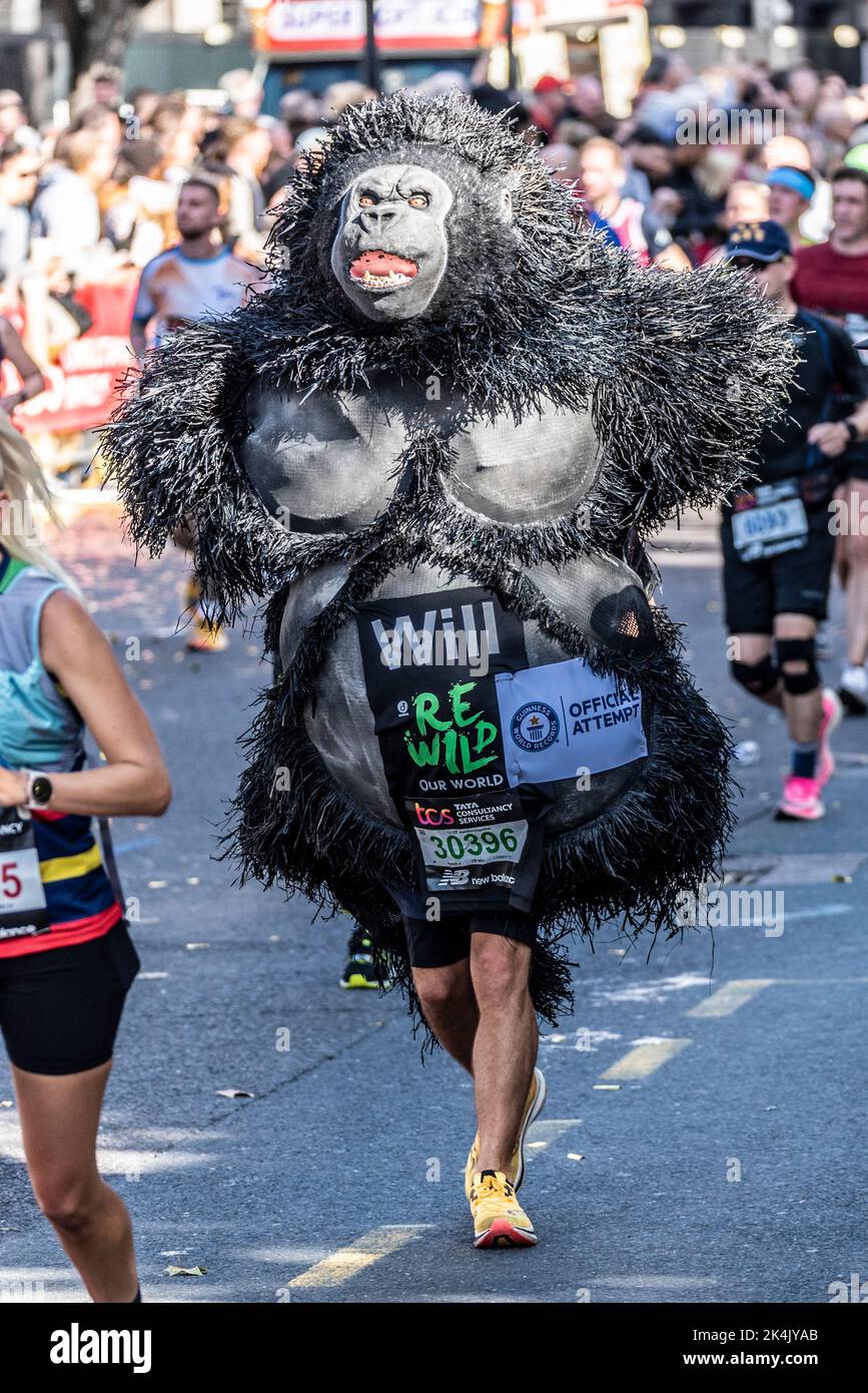 Will Highfield en course au TCS London Marathon 2022, sur Tower Hill Road, City of London, Royaume-Uni. Portant un costume de gorille pour Re-Wild Our World Banque D'Images