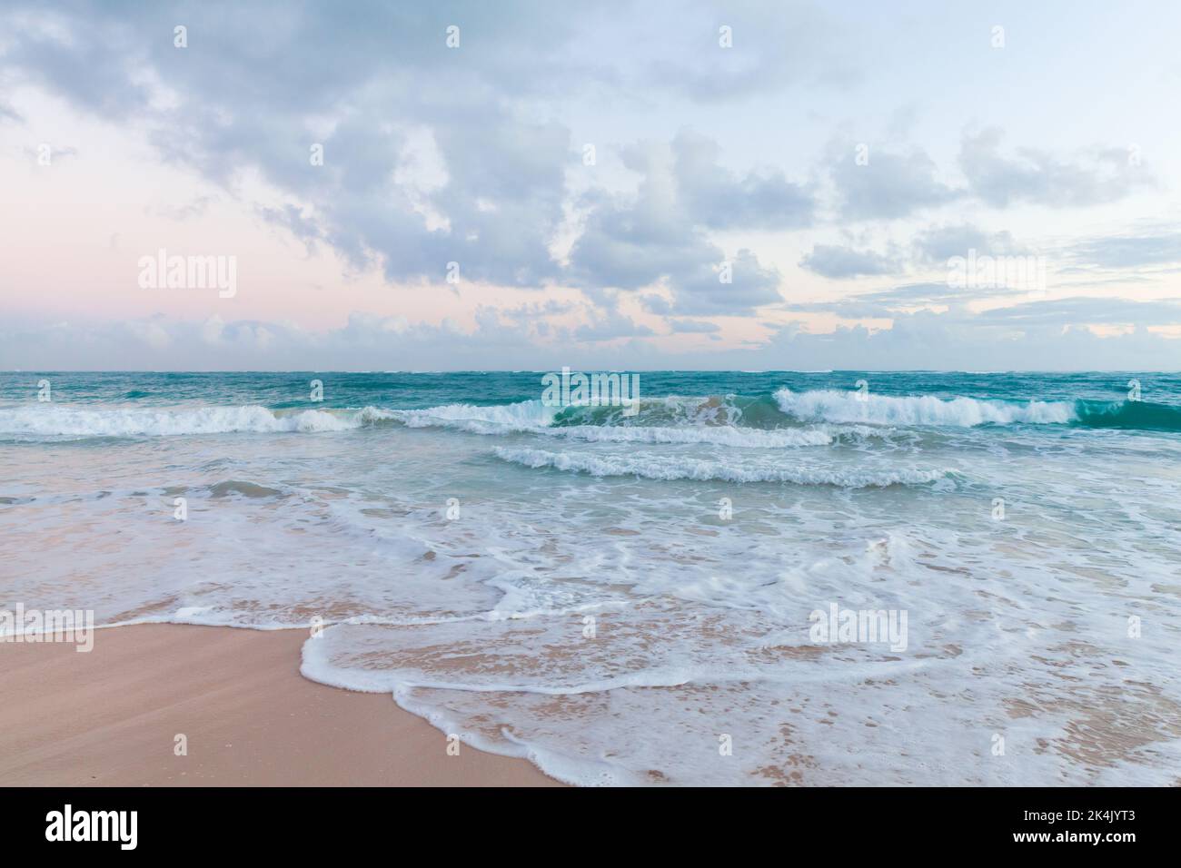République dominicaine. Plage de Bavaro. Paysage côtier des Caraïbes avec une côte de sable vide et des vagues le matin Banque D'Images