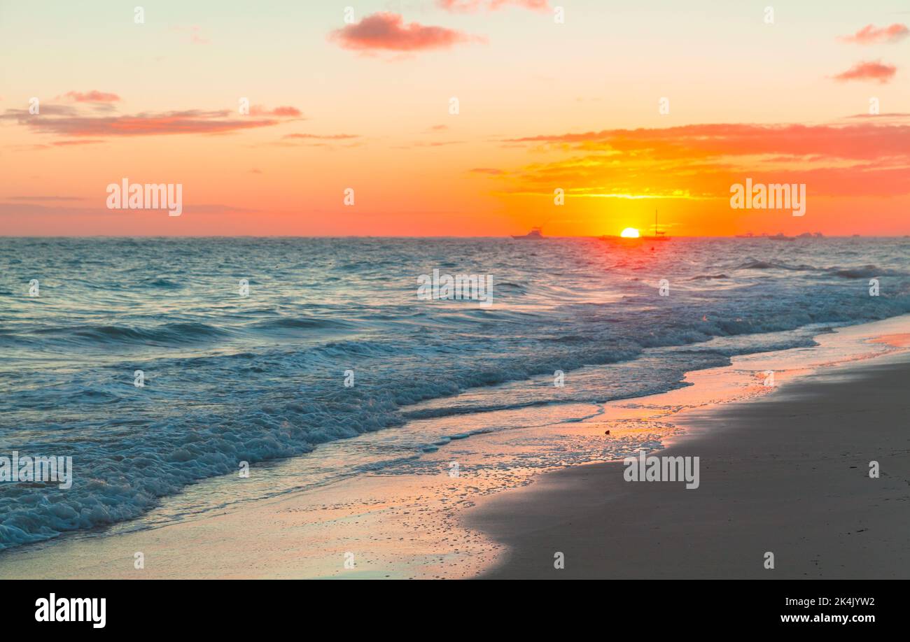Lever de soleil coloré sur l'océan Atlantique. République dominicaine, paysage de plage de Bavaro vide Banque D'Images