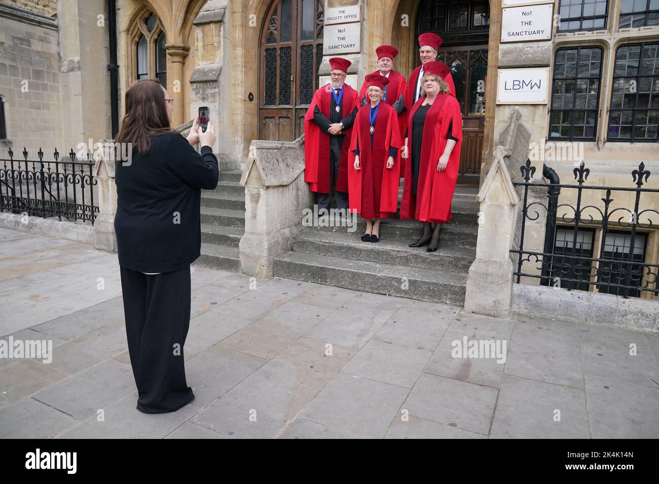 La Société des notaires d'Angleterre du pays de Galles a pris leur photo sur les pas du bureau de la faculté de Dean's Yard en tant que membres du congrégat judiciaire à l'abbaye de Westminster à Londres avant le service annuel des juges, qui marque le début de la nouvelle année légale. Date de la photo: Lundi 3 octobre 2022. Banque D'Images