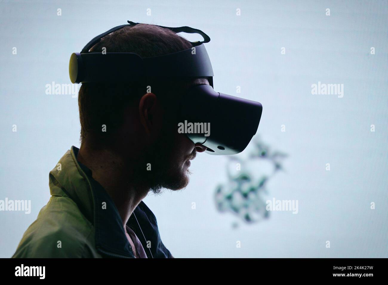 Exposition de réalité virtuelle. Le jeune homme porte des lunettes de réalité virtuelle fait l'expérience d'une rencontre métaverse. Turin, Italie - septembre 2022 Banque D'Images