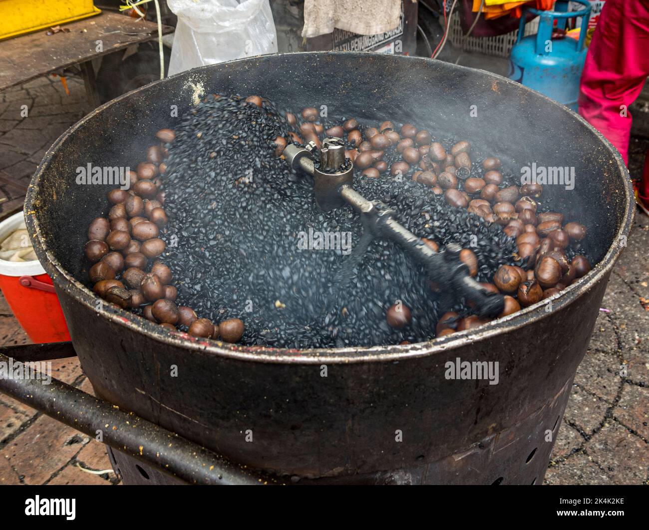 Malaisie, 10 juillet 2022 - châtaignes rôties à l'extérieur sur le marché. Banque D'Images