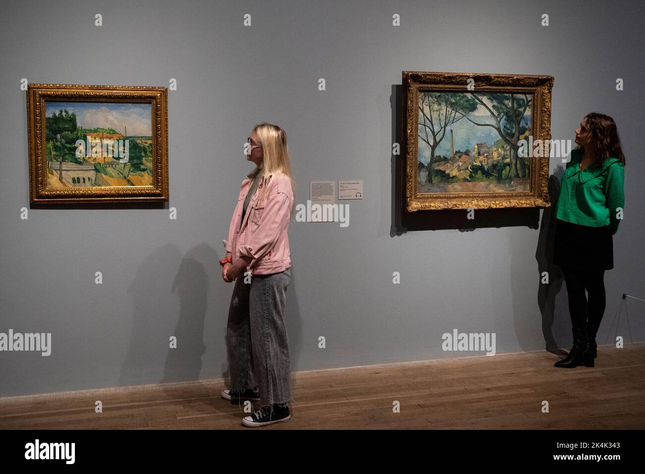 Londres, Royaume-Uni. 3 octobre 2022. Les membres du personnel voient (L) « le Viaduc à l'Estaque », 1879-82, et « la mer à l'Estaque derrière les arbres », 1878-9, tous deux par Paul Cezanne à l'avant-première de l'exposition EY : Cézanne à Tate Modern. 80 peintures, aquarelles et dessins de Paul Cezanne présentant des exemples clés de ses peintures emblématiques de la vie, des paysages provençaux, des portraits et des scènes de plumes, dont plus de 20 œuvres jamais vues au Royaume-Uni, sont exposés du 5 octobre au 12 mars 2023. Credit: Stephen Chung / Alamy Live News Banque D'Images