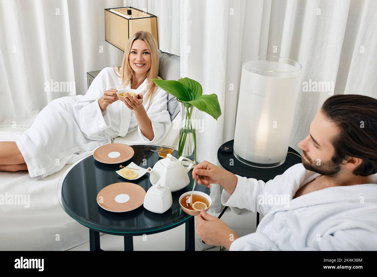 Détendez-vous en couple avec un thé sain et communiquez tout en vous relaxant dans le salon du centre de bien-être après les soins du spa Banque D'Images