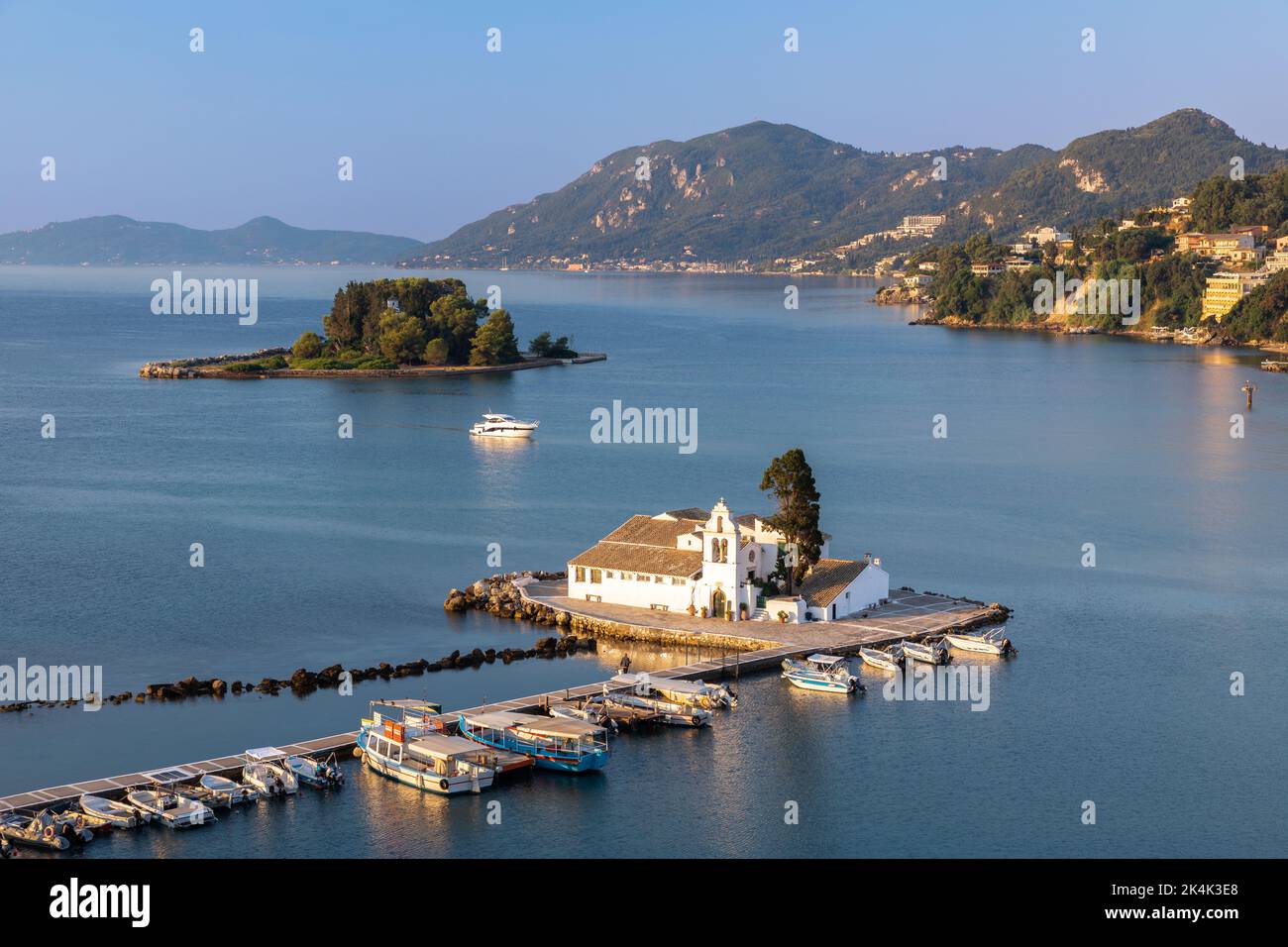 Pontinkonisi et le monastère de Vlacherna des sommets de Kanoni, Kerkyra, Corfou Banque D'Images