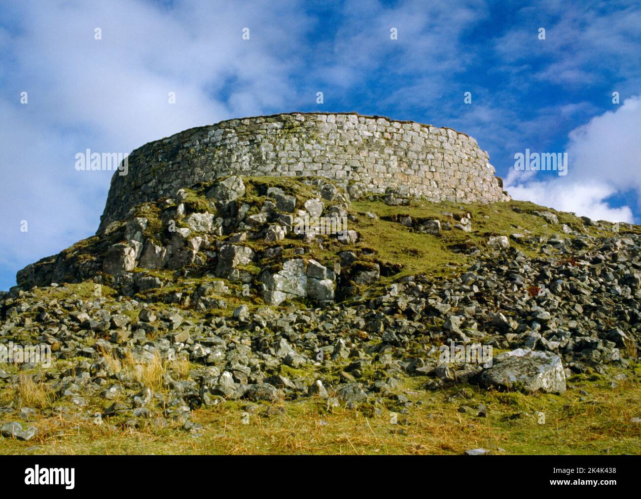 Dun Beag Broch, Struan, île de Skye, Écosse. La section nord du mur extérieur de la tour ronde défensive de l'âge de fer construite sur un knoll rocheux. Banque D'Images
