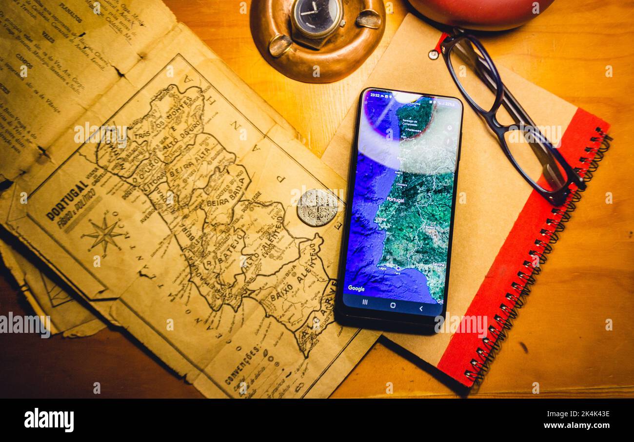 Ancienne carte du Portugal et téléphone mobile Banque D'Images