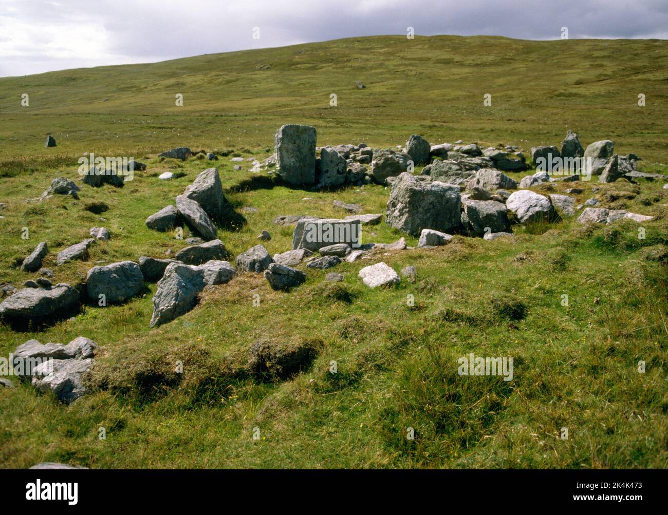 Pierres sur pied de Yoxie, colonie de Pettigarths Field, Halsy du Breck moyen, Shetland. Un bâtiment néolithique, posibly un temple. Banque D'Images