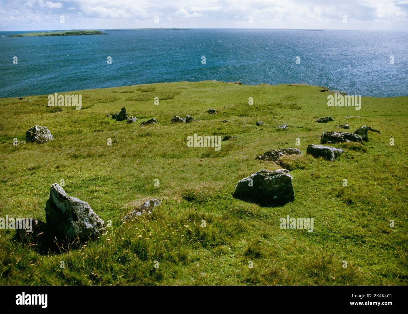 Établissement de Pettigarths Field, Mid Breck entre Isbister et Muckle Breck, Lerwick, Shetland, mur limite de champ. Deux maisons néolithiques et accompagnements Banque D'Images