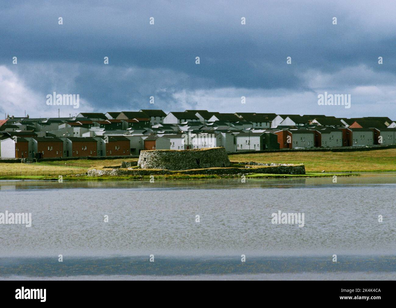 Clickhimin Broch and Settlement, Loch of Clickhimin, Brei Wick, South Road, Lerwick, Shetland, Écosse . Vue à long objectif sur le Loch Clickhimin, à C. Banque D'Images