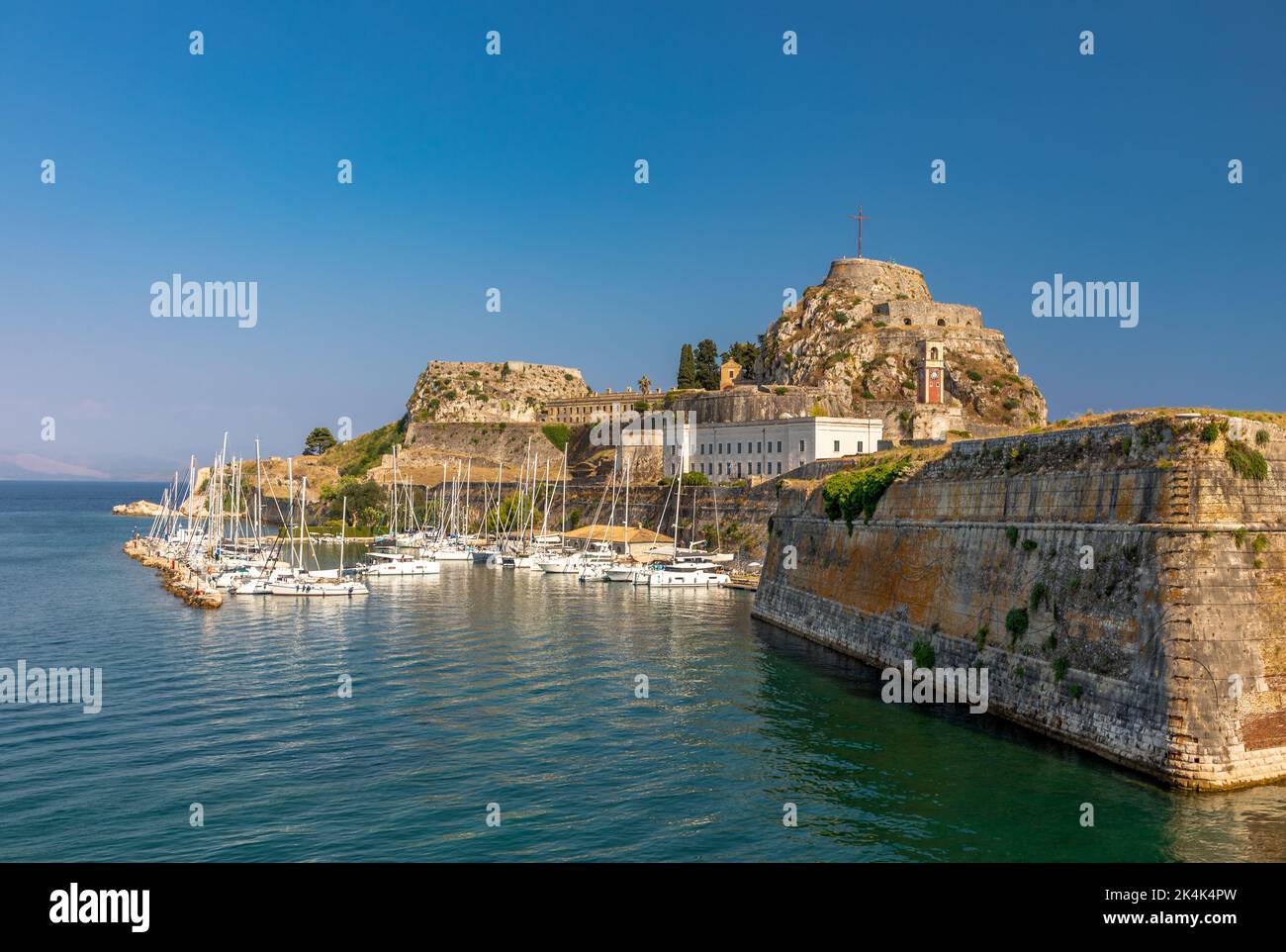 Port de Mandraki en face de l'ancienne forteresse, Kerkyra, Corfou Banque D'Images