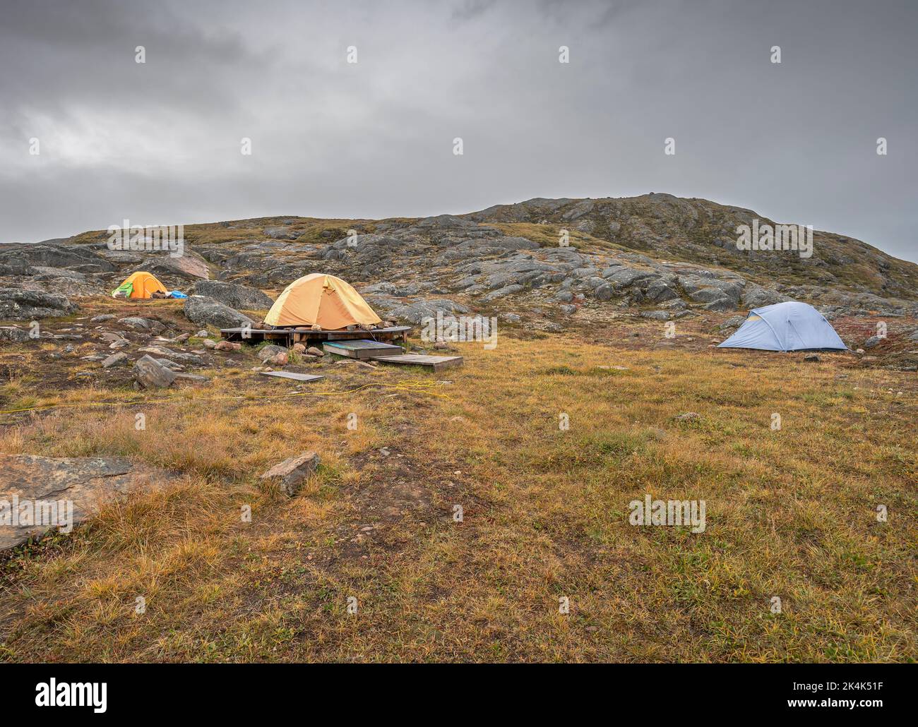 Trois terrains de camping au milieu des rochers de la toundra du parc territorial Sylvia Grinnell, près d'Iqaluit Banque D'Images