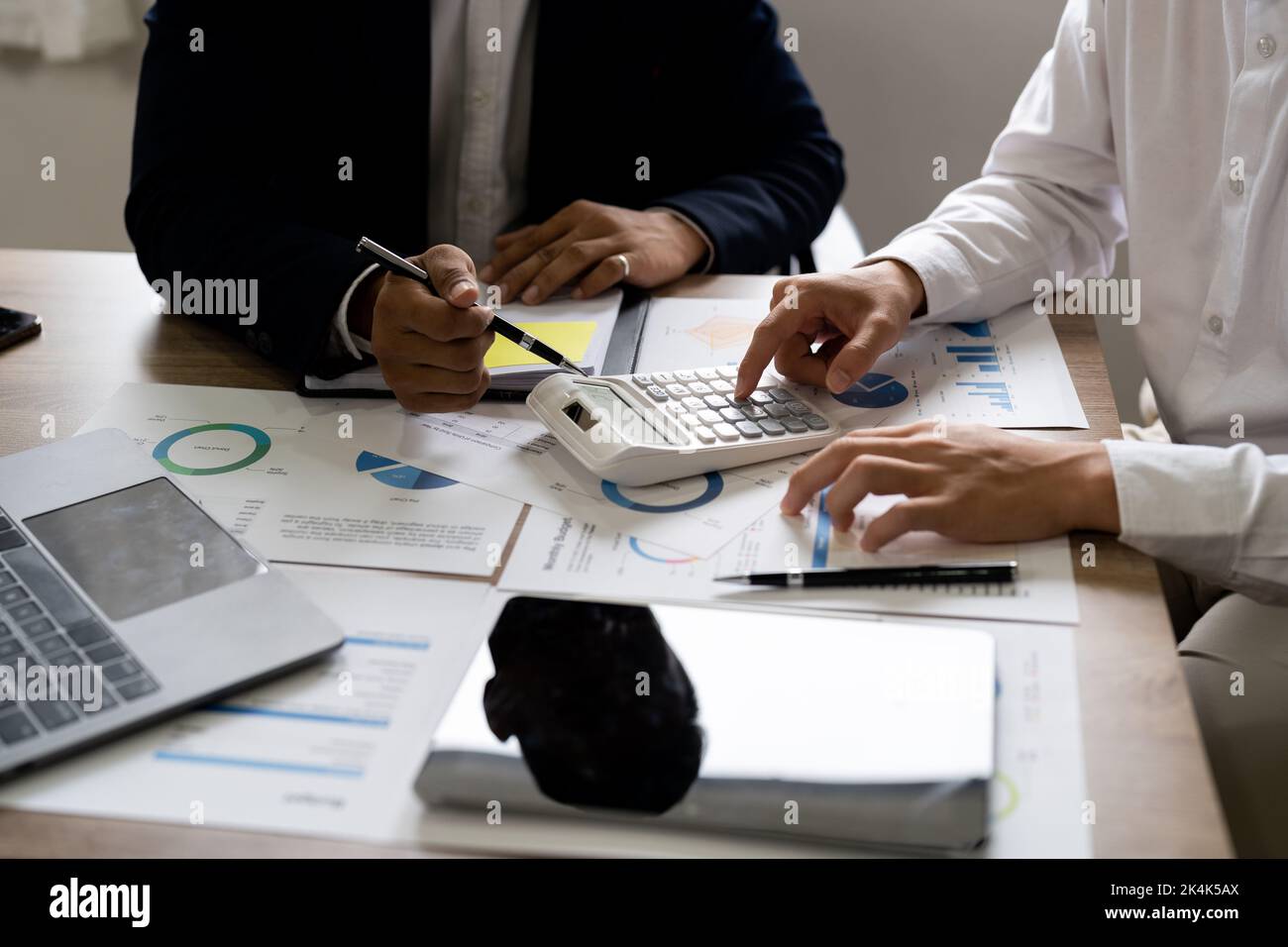 les propriétaires d'entreprises consultent un conseiller lors d'une réunion financière pour analyser et sur le rapport financier. Conseiller financier, comptabilité et concept de placement. Banque D'Images