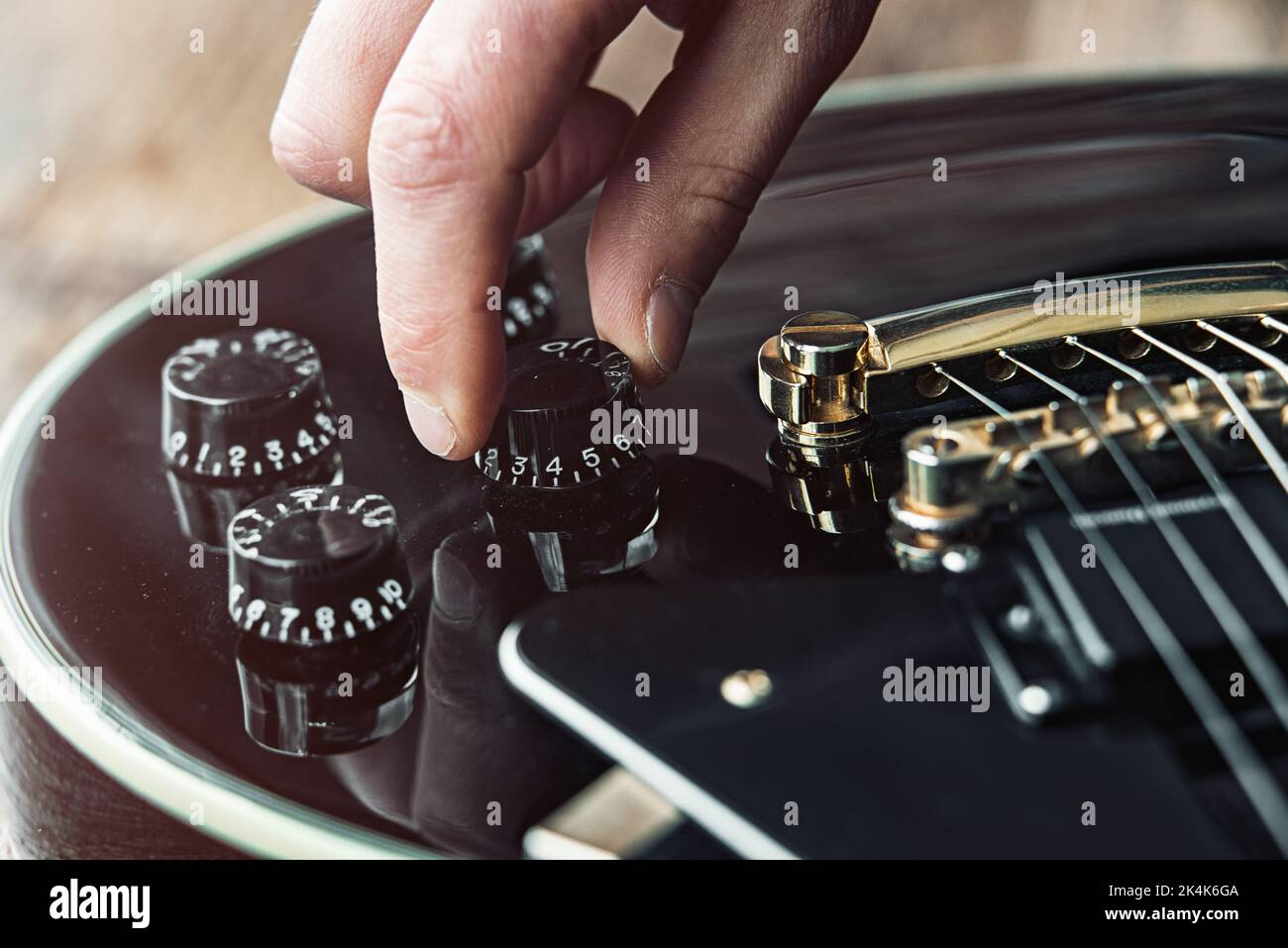 Homme main changeant les réglages de guitare électrique. Réglage d'un  régulateur de timbre Photo Stock - Alamy