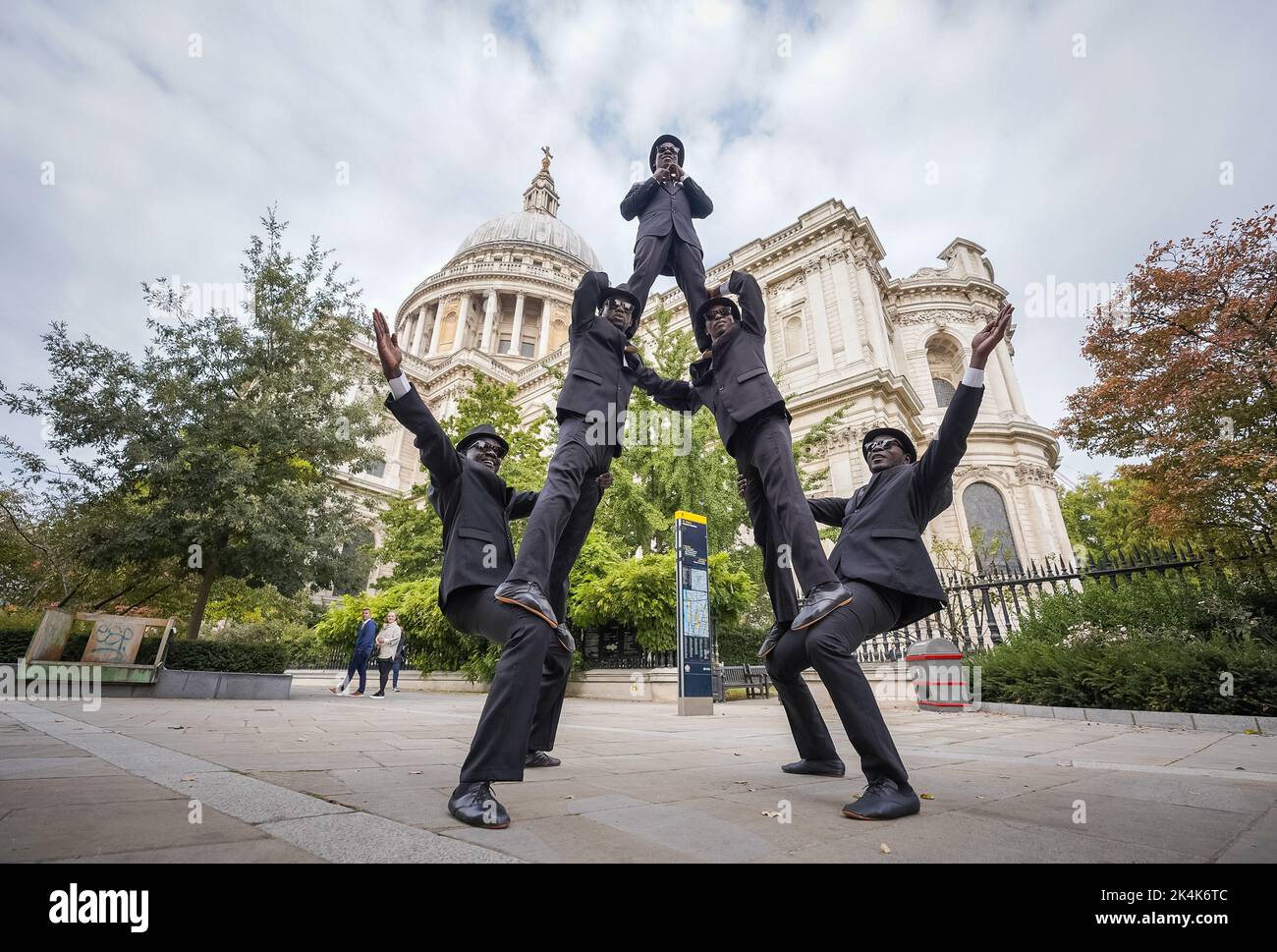 Londres, Royaume-Uni. 3rd octobre 2022. Les Black Blues Brothers exécutent des acrobates près de la cathédrale Saint-Paul avant leur visite d'automne au Royaume-Uni. Cette troupe d'acrobates professionnels du Kenya est un hommage au film culte The Blues Brothers. Credit: Guy Corbishley/Alamy Live News Banque D'Images