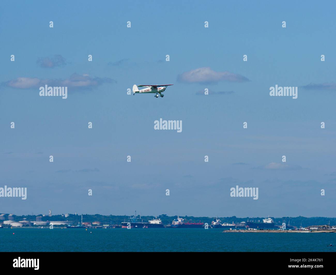 Des avions légers survolant le Solent vers l'aéroport de Solent Daedalus, Lee-on-the-Solent, Hampshire, Royaume-Uni Banque D'Images