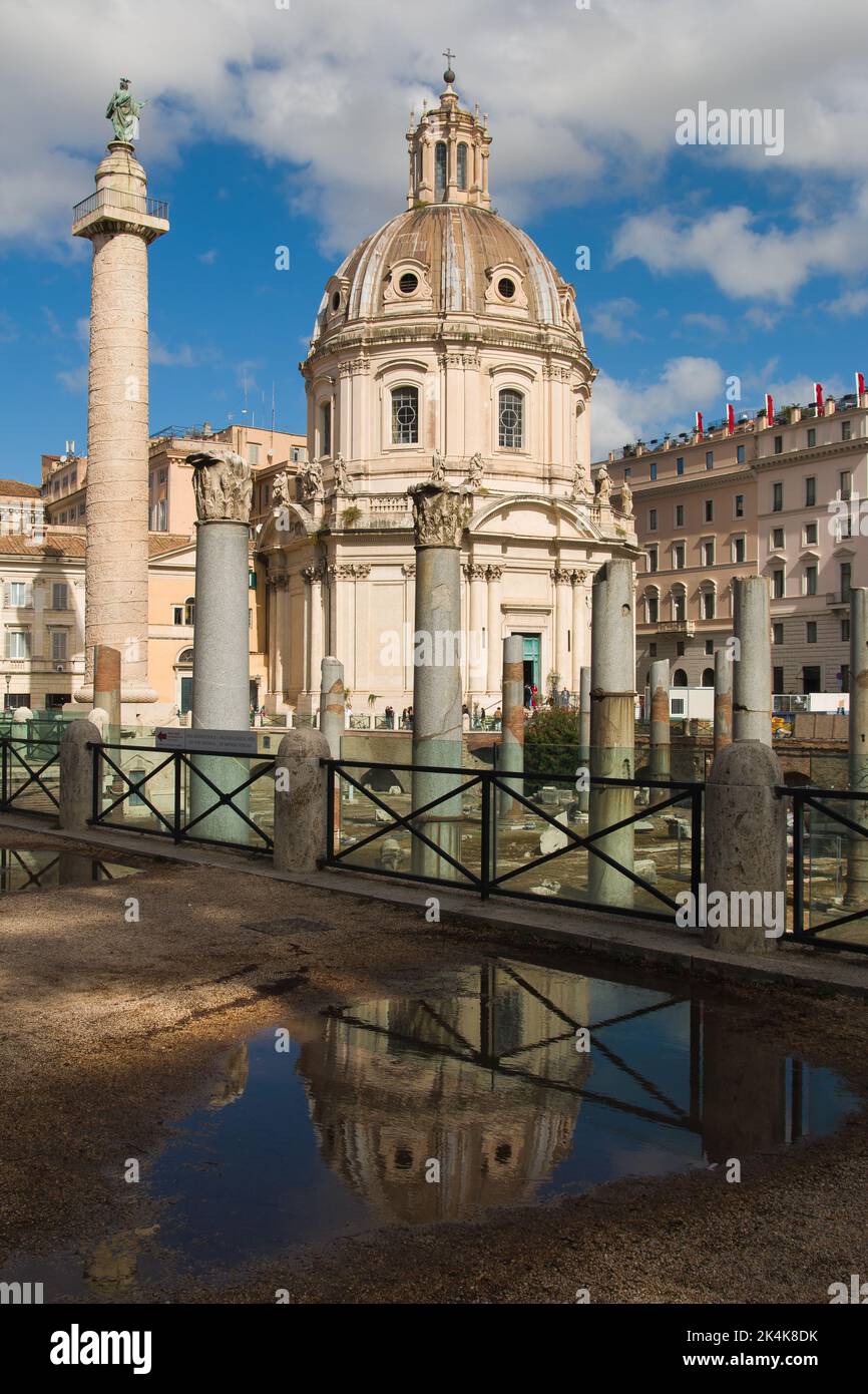 ROMA, ITALIE - 1 OCTOBRE 2022 : vue sur l'église Sainte Marie de Loreto (Chiesa Santa Maria di Loreto) dans le centre historique de Rome Lazio Banque D'Images