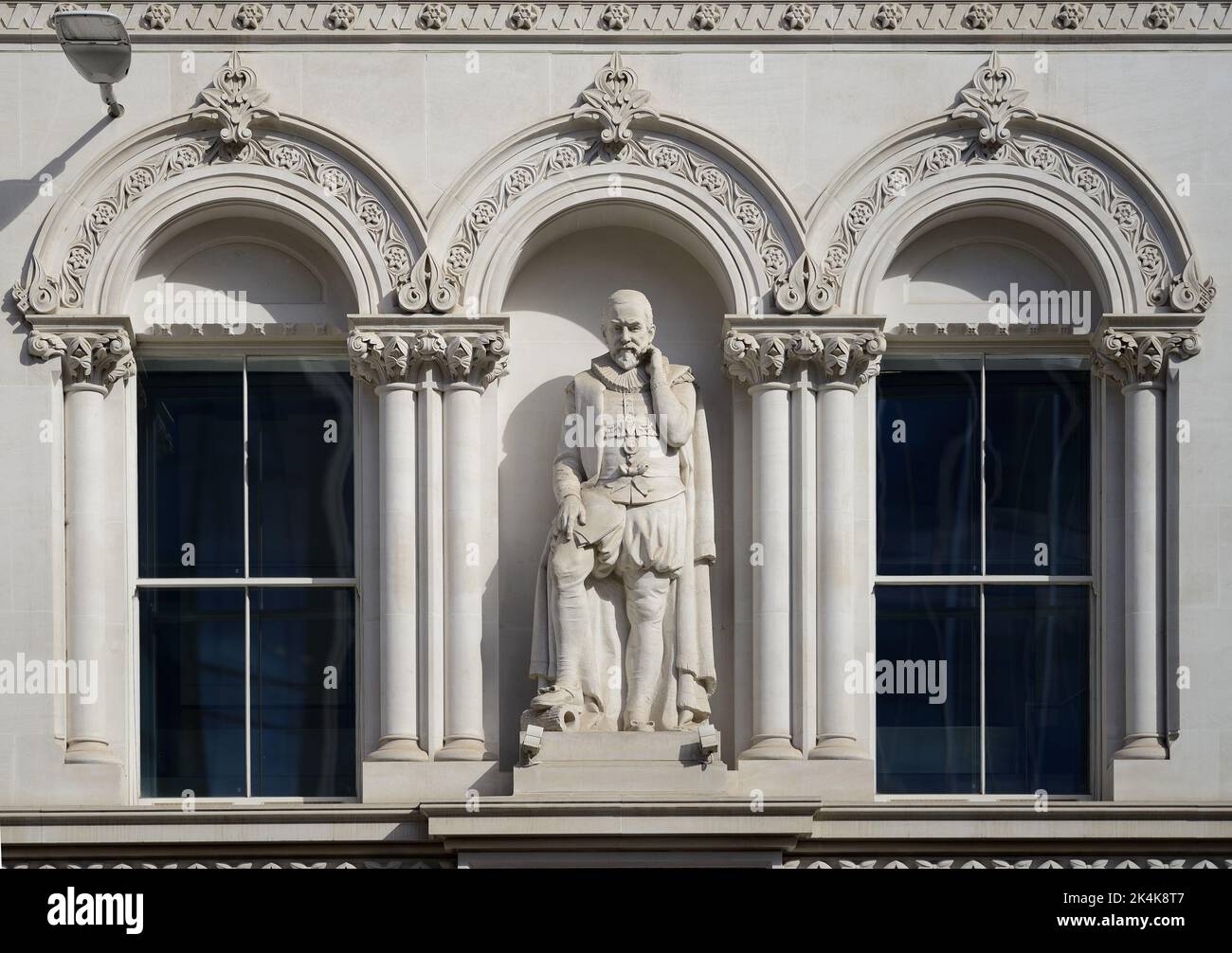 Londres, Angleterre, Royaume-Uni. Statue surplombant HOLBORN VIADUCT : Sir Hugh Myddleton (1560-1631 - fondateur de la New River Company) Banque D'Images