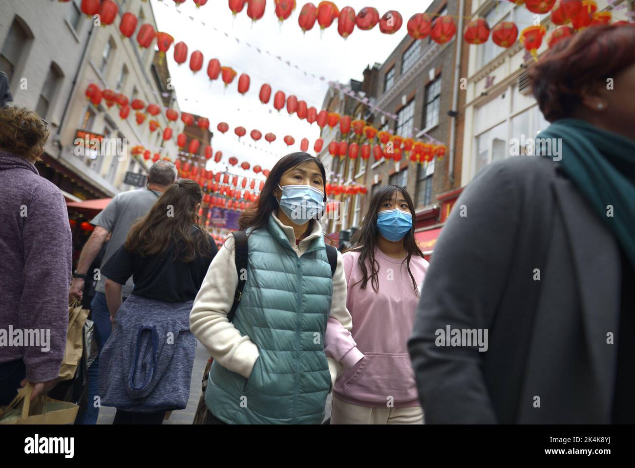 Londres, Angleterre, Royaume-Uni. Des femmes chinoises portant des masques COVID à Chinatown, mai 2022 Banque D'Images