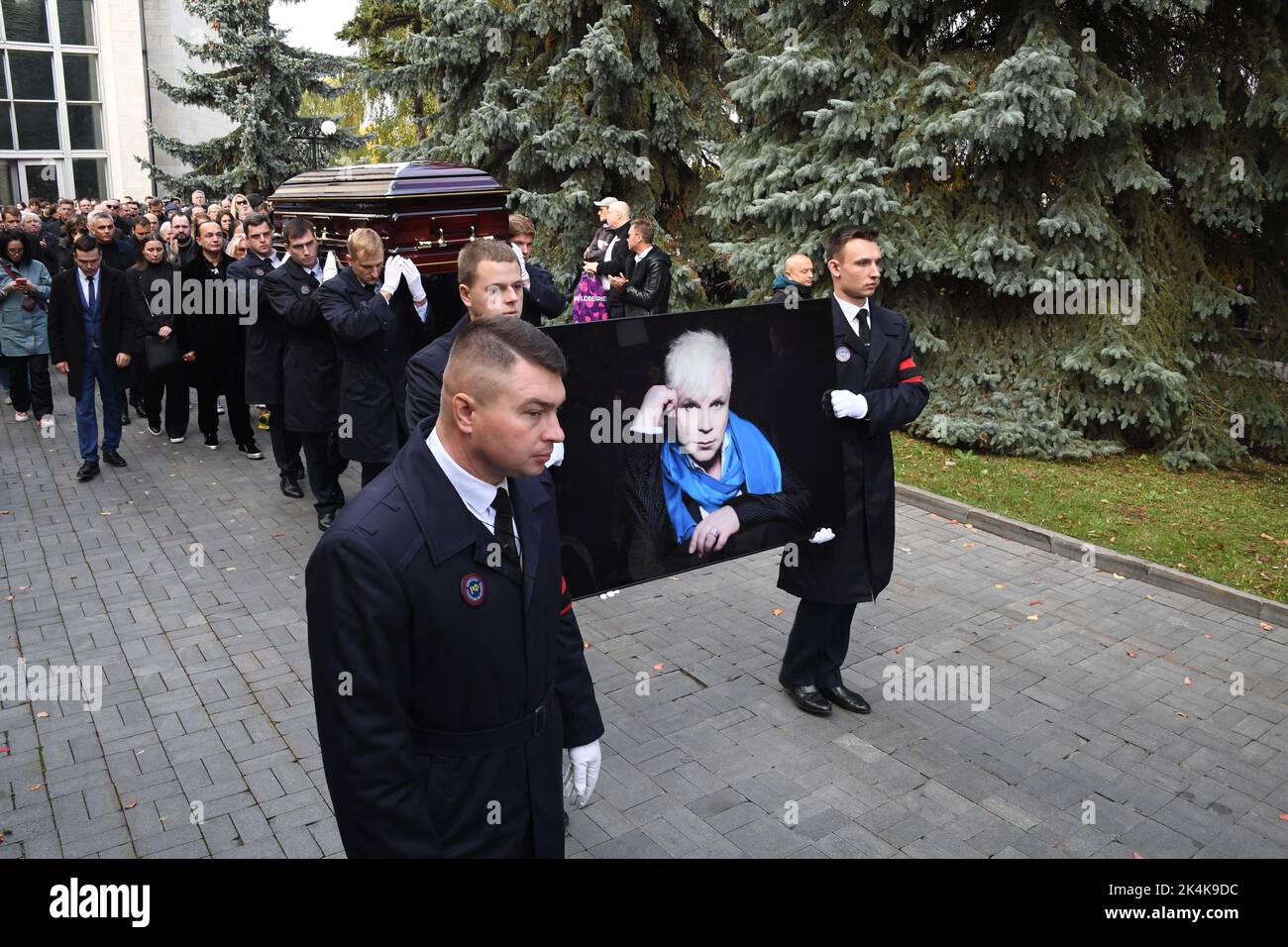 Moscou. Réalisation d'un portrait et d'un cercueil avec un corps de l'artiste Boris Moiseyev après la cérémonie d'adieu depuis la salle de deuil du cimetière de Troyekurovskoye. Banque D'Images