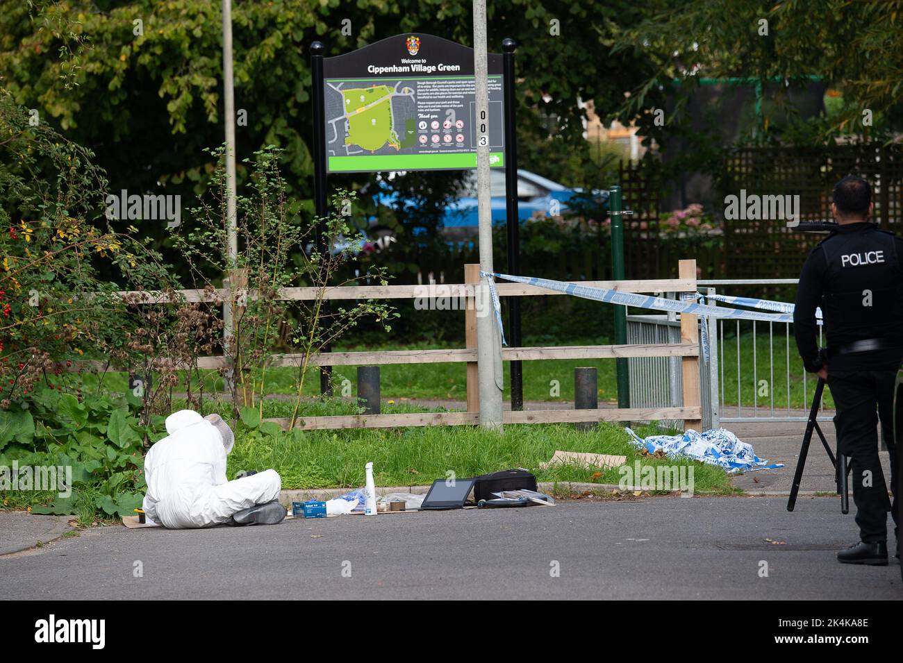 Cippenham, Slough, Berkshire, Royaume-Uni. 3rd octobre 2022. Enquêteurs judiciaires sur les lieux. La police de Thames Valley a lancé une enquête sur un meurtre à la suite d'un incident à Slough. Vers 8,50pm hier soir 2nd octobre, 2022 officiers ont reçu un rapport indiquant qu'un homme avait été grièvement blessé à Waterman court, Cippenham. Les officiers ont assisté à la scène où il a été établi qu'un homme de 21 ans avait été dans une collision sur son vélo avec une voiture, censé être un Volkswagen Golf noir à Earls Lane. Crédit : Maureen McLean/Alay Live News Banque D'Images