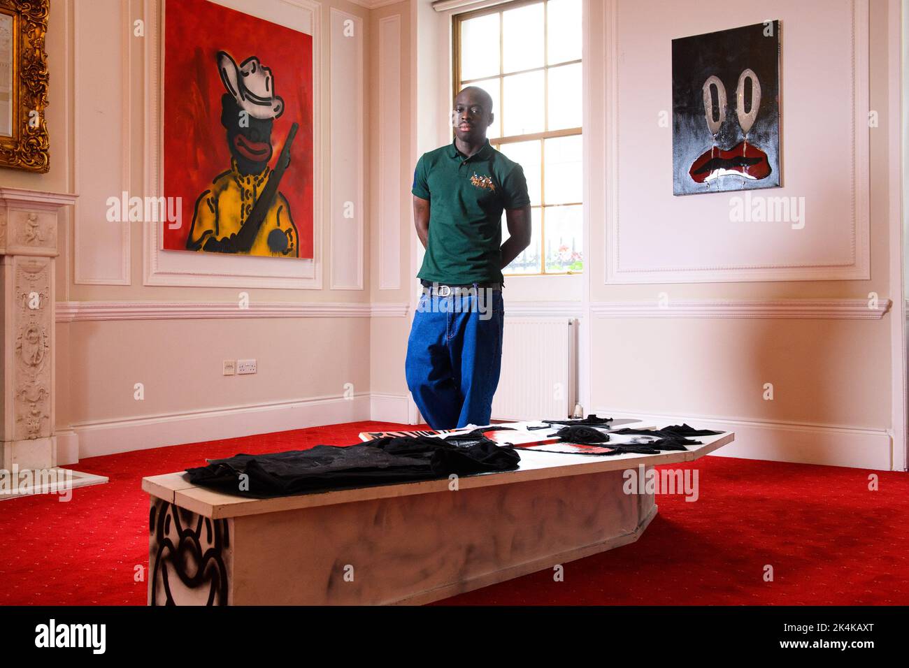 Londres, Royaume-Uni. 3 octobre 2022. L’artiste nigérian Stawn, basé à Londres, photographié avec certaines de ses nouvelles œuvres lors d’une exposition solo présentée par la Galerie Efie de Dubaï, à la Chambre de commerce arabe britannique de Mayfair, Londres. L'exposition se déroulera jusqu'au 5 octobre. Date de la photo: Lundi 3 octobre 2022. Le crédit photo devrait se lire: Matt Crossick/Empics/Alamy Live News Banque D'Images