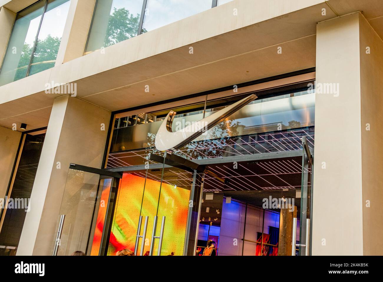Nike store entrance Banque de photographies et d'images à haute résolution  - Alamy