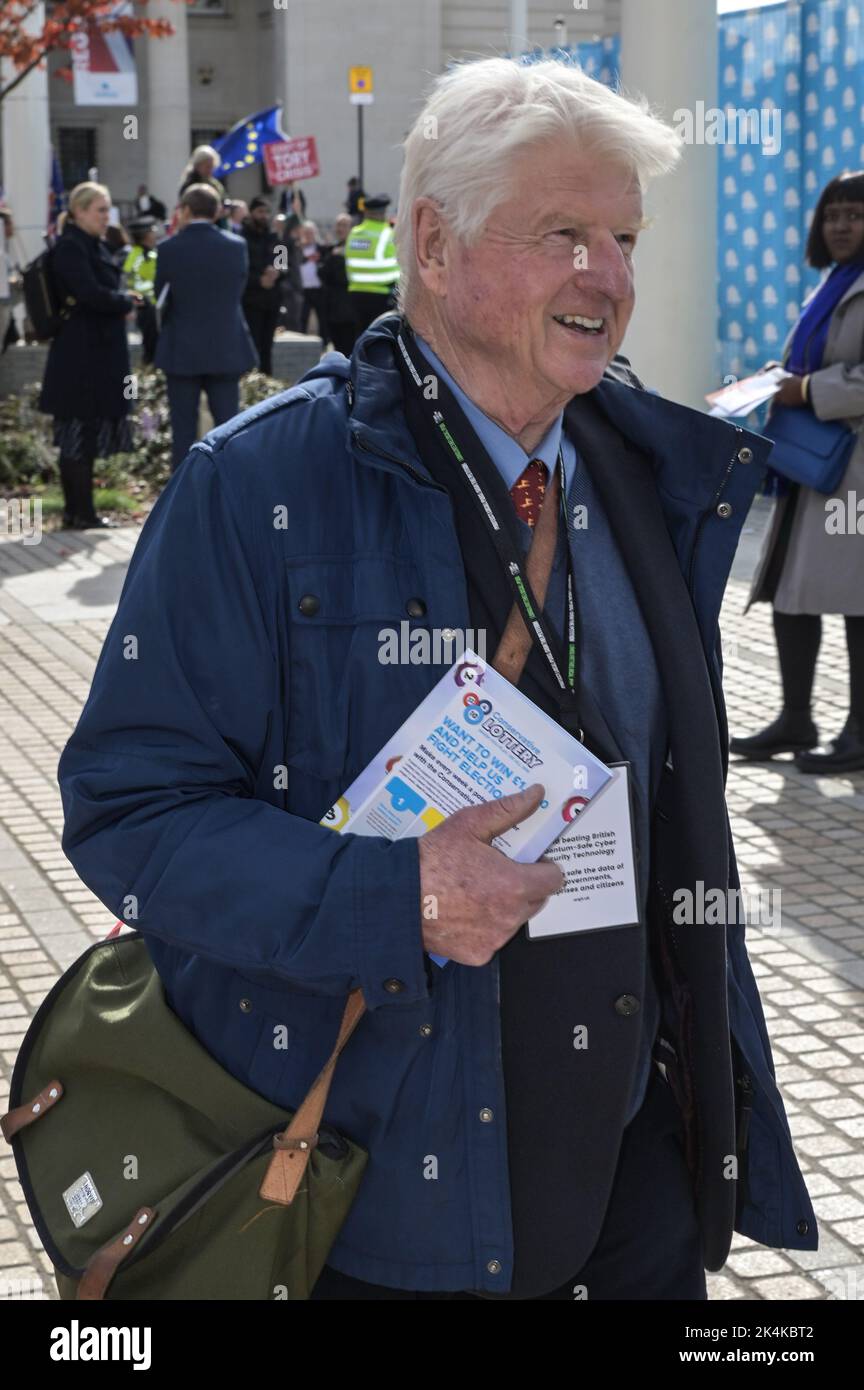 Place du centenaire, Birmingham - 3 octobre 2022 - Stanley Johnson, père de Boris Johnson, arrive à la Conférence du Parti conservateur à Birmingham au Centre international des congrès et à la place du centenaire. Crédit photo : Scott cm/Alay Live News Banque D'Images