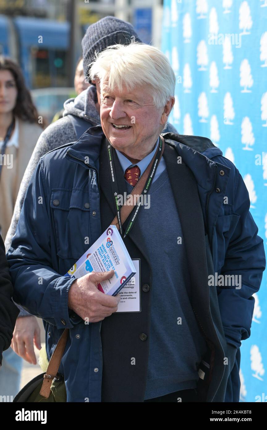Place du centenaire, Birmingham - 3 octobre 2022 - Stanley Johnson, père de Boris Johnson, arrive à la Conférence du Parti conservateur à Birmingham au Centre international des congrès et à la place du centenaire. Crédit photo : Scott cm/Alay Live News Banque D'Images