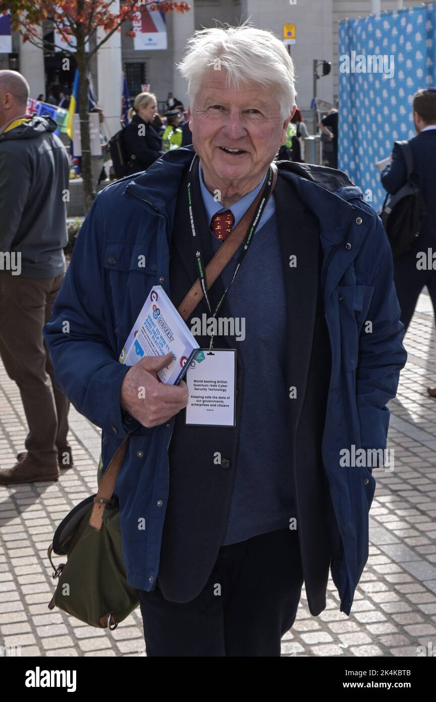 Place du centenaire, Birmingham - 3 octobre 2022 - Stanley Johnson, père de Boris Johnson, arrive à la Conférence du Parti conservateur à Birmingham au Centre international des congrès et à la place du centenaire. Crédit photo : Scott cm/Alay Live News Banque D'Images
