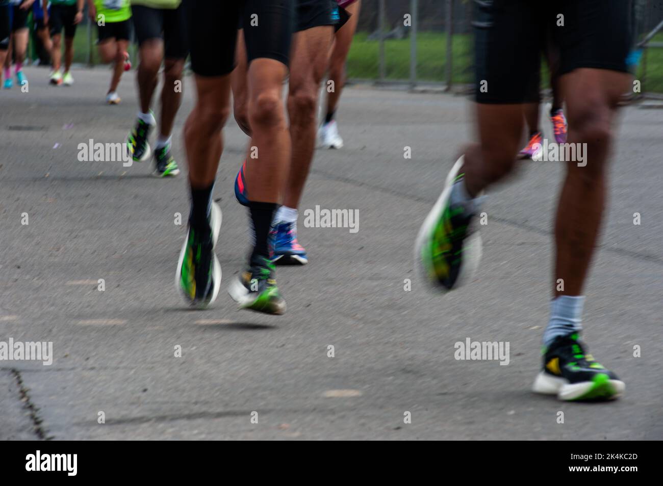 Les athlètes se réchauffent pendant le retour après deux années de semi-marathon de Bogota en raison de la pandémie COVID-19, à Bogota, Colombie, 2 octobre 2022. Ken Banque D'Images