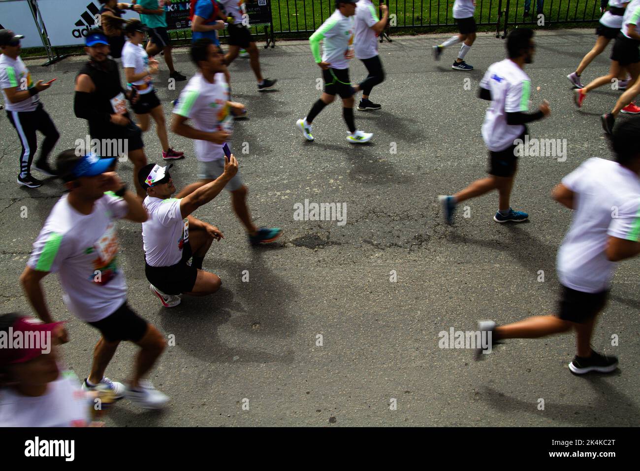 Les gens participent au retour après deux ans de semi-marathon de Bogota en raison de la pandémie COVID-19, à Bogota, Colombie, 2 octobre 2022. Ken Banque D'Images