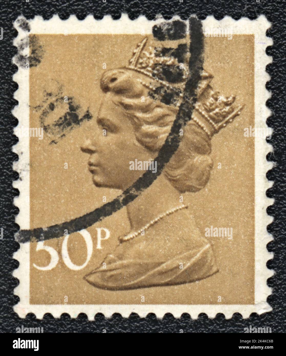 GRANDE-BRETAGNE - VERS 1976: Timbre imprimé par la Grande-Bretagne, montre Portrait de la reine Elizabeth 2 sur jaune, vers 1977 Banque D'Images