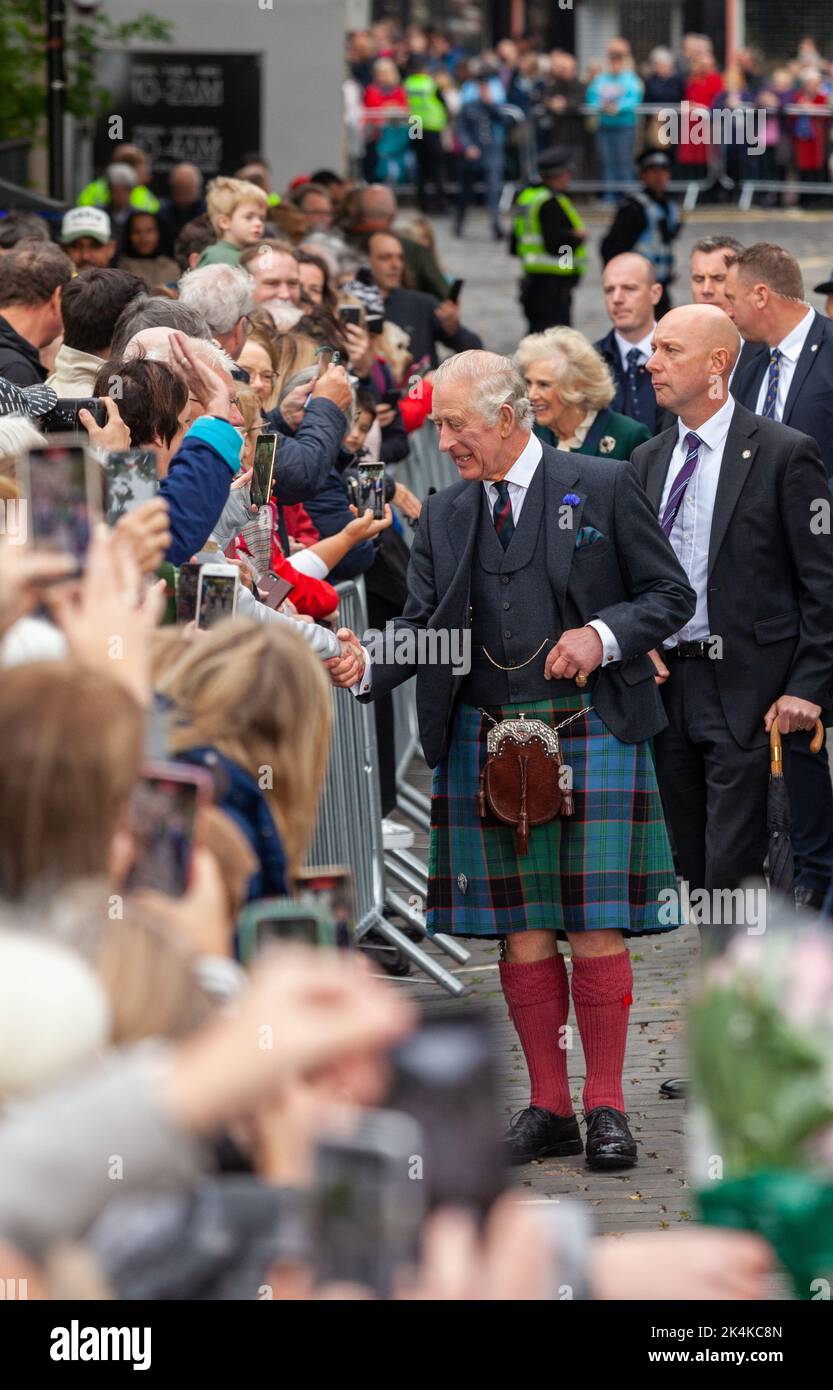 Dunfermline, Fife, Écosse 03 octobre 2022. Le roi Charles et la reine Consort saluent la foule lors de leur visite à Dunfermline © Richard Newton / Alamy Live News Banque D'Images