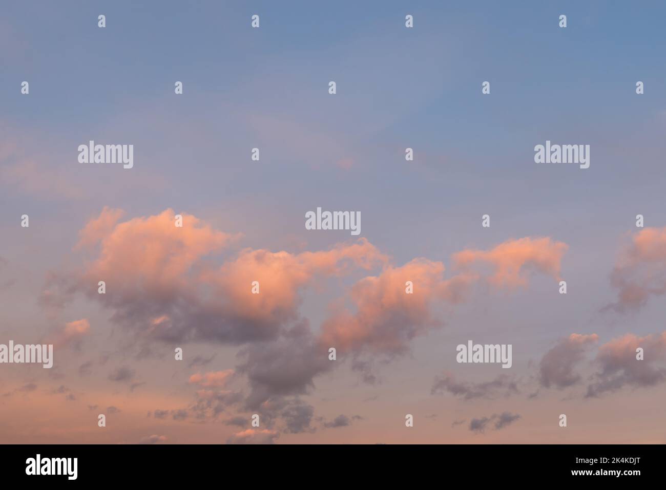 Formations colorées de nuages orange, rose, bleu et violet au coucher du soleil, Belgique Banque D'Images