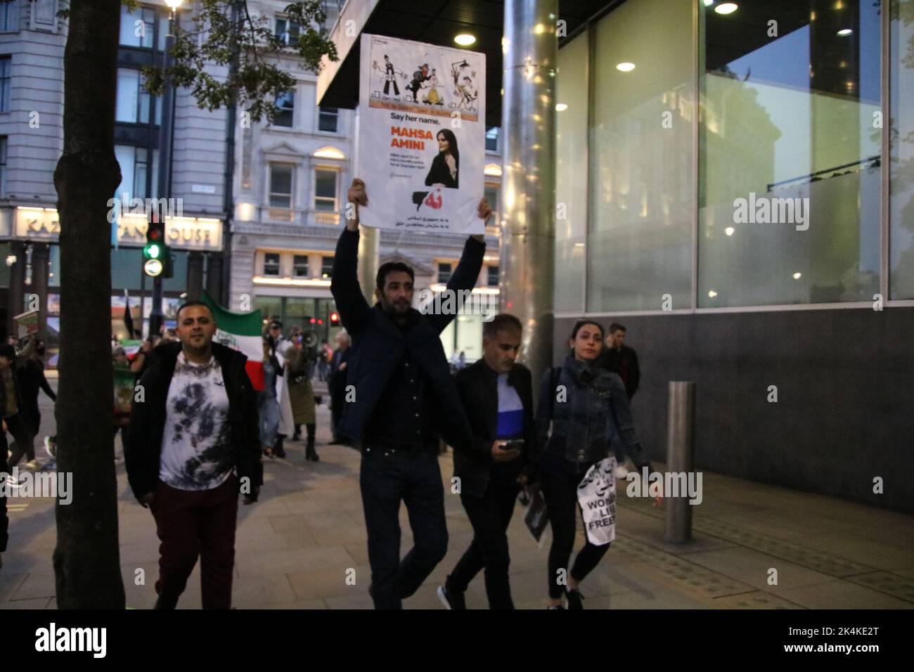 National Gallery, Trafalgar Square, Piccadilly Circus, Londres, Royaume-Uni. 02 octobre 2022. Des manifestations incessantes protestant contre la mort de Mahsa Amini, 22 ans, en Iran ponctuent les rues autour de la National Gallery de Londres, de Trafalgar Square et de Piccadilly Circus. Membre de la minorité kurde, Amini est décédé le 16 septembre dans la ville de Saquez, dans le nord de l'Iran, après avoir été détenu par la police morale iranienne pour violation des règlements du hijab. Crédit : Julia Mineeva/EGBN TV News/Alamy Live News/Alamy Live News Banque D'Images