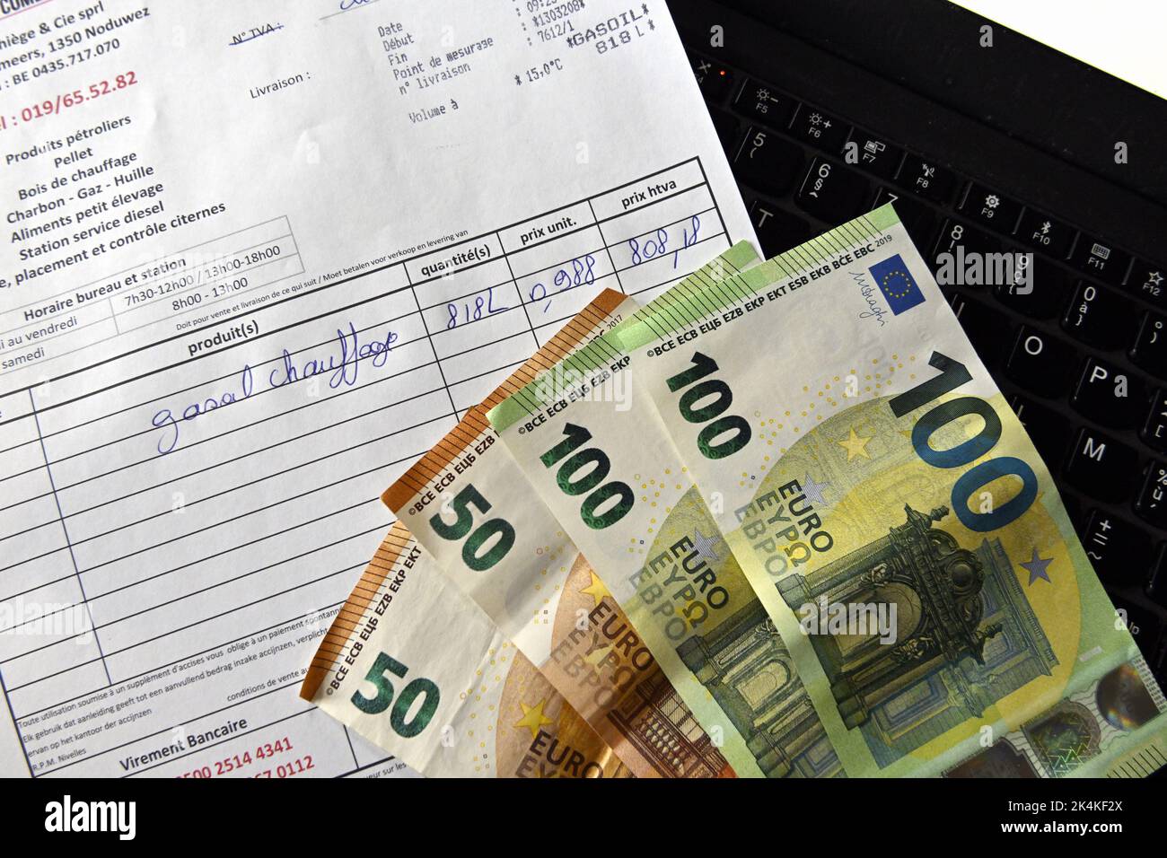 L'illustration montre une facture d'huile de chauffage et des billets en euros, lundi 03 octobre 2022 à Héline. Le gouvernement fédéral a émis un chèque d'énergie pour le mazout de chauffage d'une valeur de 300 euros afin de compenser les prix élevés actuels de l'énergie. BELGA PHOTO ERIC LALMAND Banque D'Images