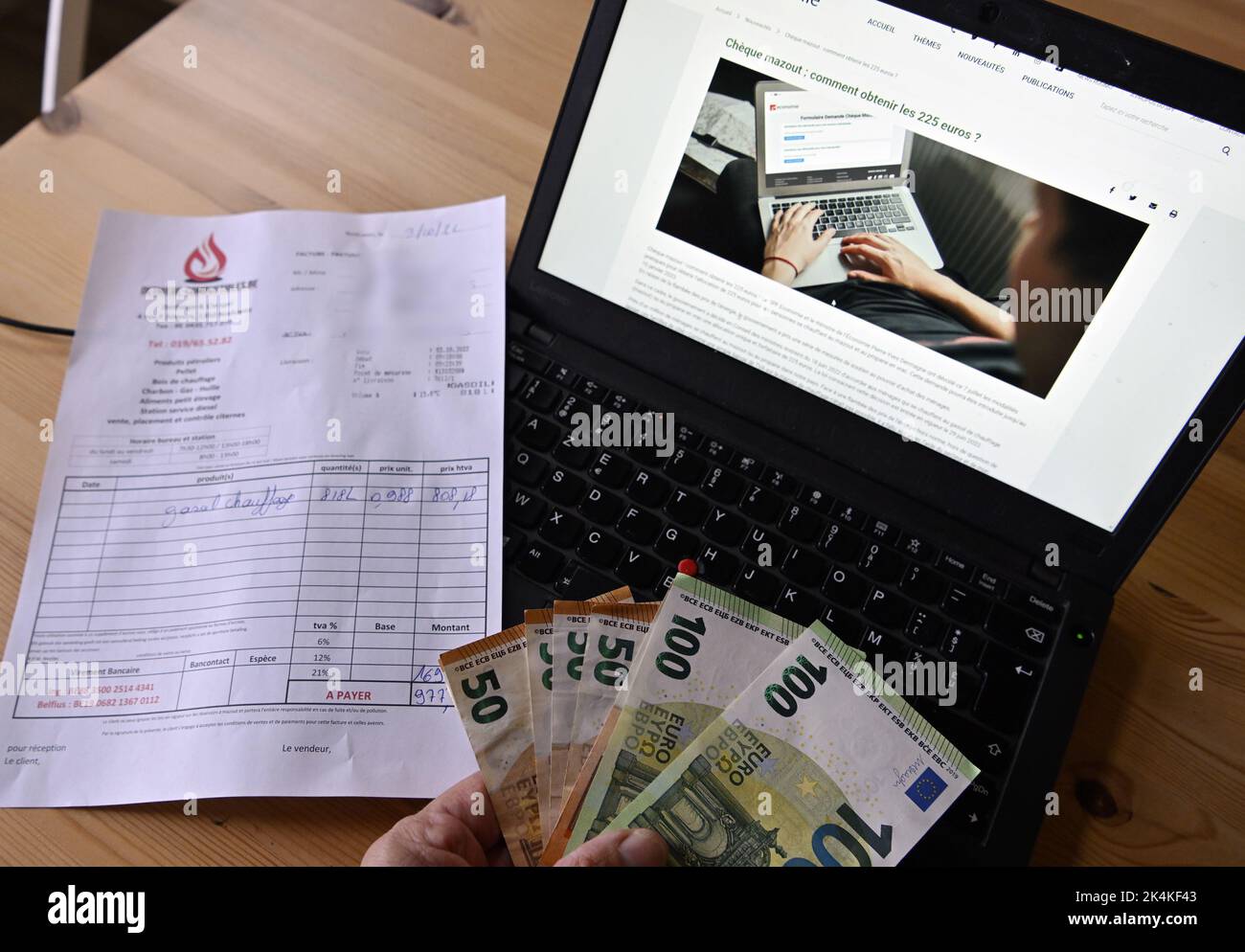 L'illustration montre une facture d'huile de chauffage et des billets en euros, lundi 03 octobre 2022 à Héline. Le gouvernement fédéral a émis un chèque d'énergie pour le mazout de chauffage d'une valeur de 300 euros afin de compenser les prix élevés actuels de l'énergie. BELGA PHOTO ERIC LALMAND Banque D'Images