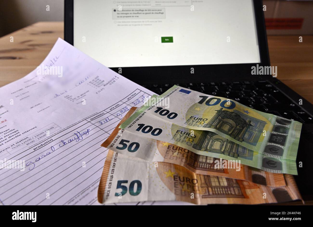 L'illustration montre une facture d'huile de chauffage et des billets en euros, lundi 03 octobre 2022 à Héline. Le gouvernement fédéral a émis un chèque d'énergie pour le mazout de chauffage d'une valeur de 300 euros afin de compenser les prix élevés actuels de l'énergie. BELGA PHOTO ERIC LALMAND Banque D'Images