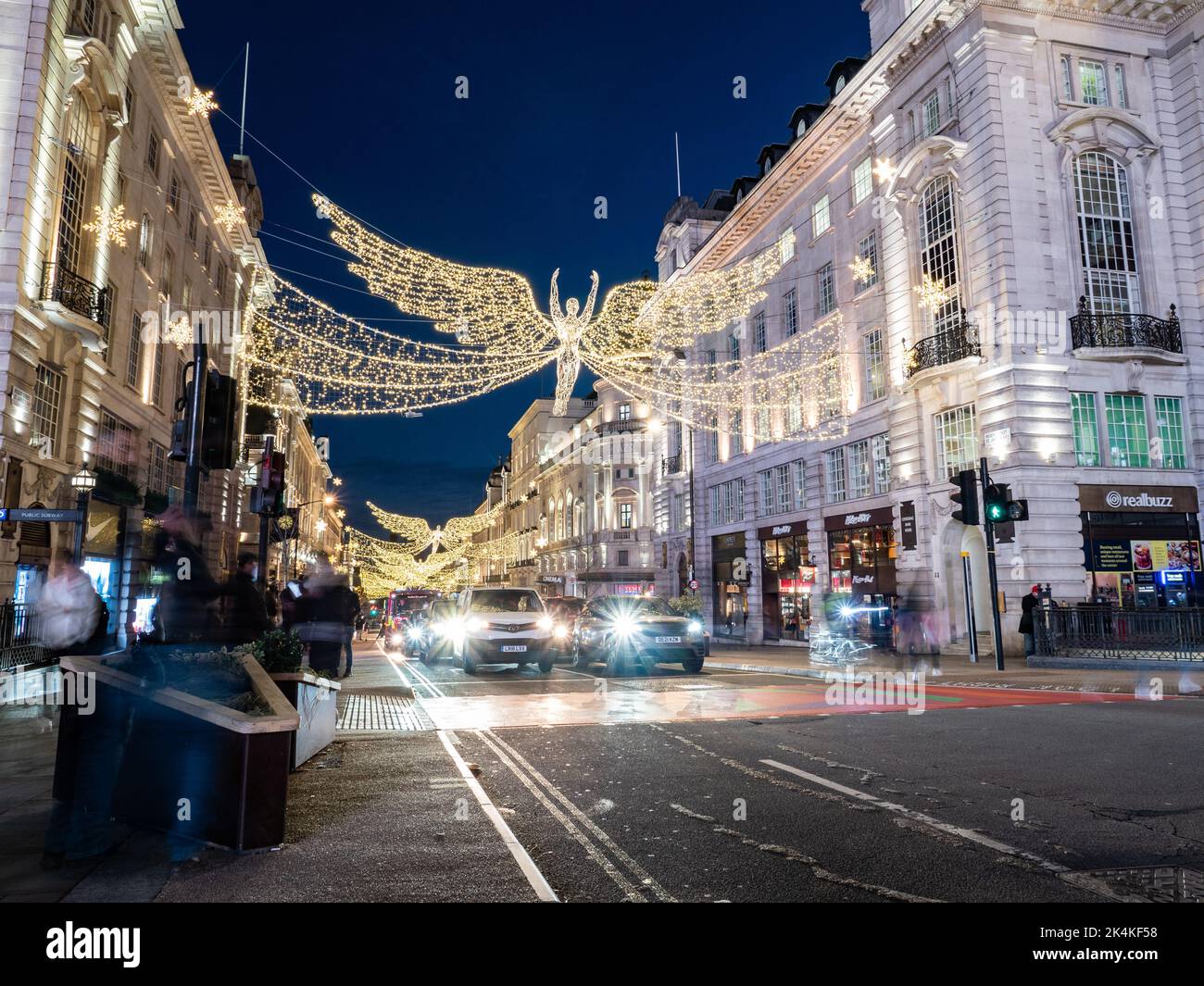 Regent Street Christmas Lights, Londres. Les illuminations saisonnières au crépuscule dans le centre de Londres pendant la période des fêtes. Banque D'Images
