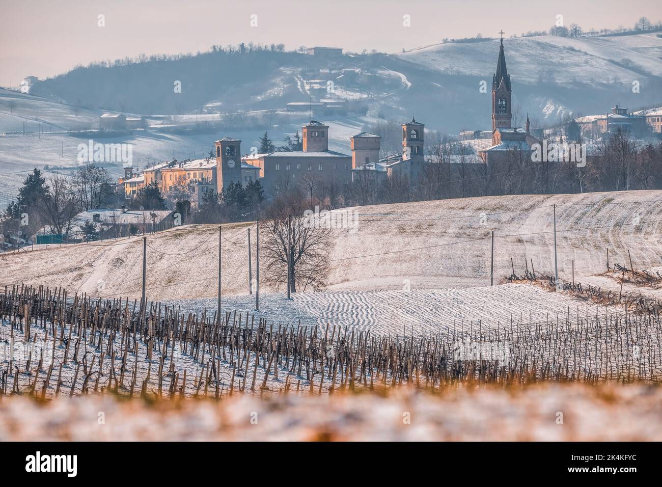 Village panoramique d'hiver de Castelvetro di Modène, Emilia Romagna, Italie Banque D'Images
