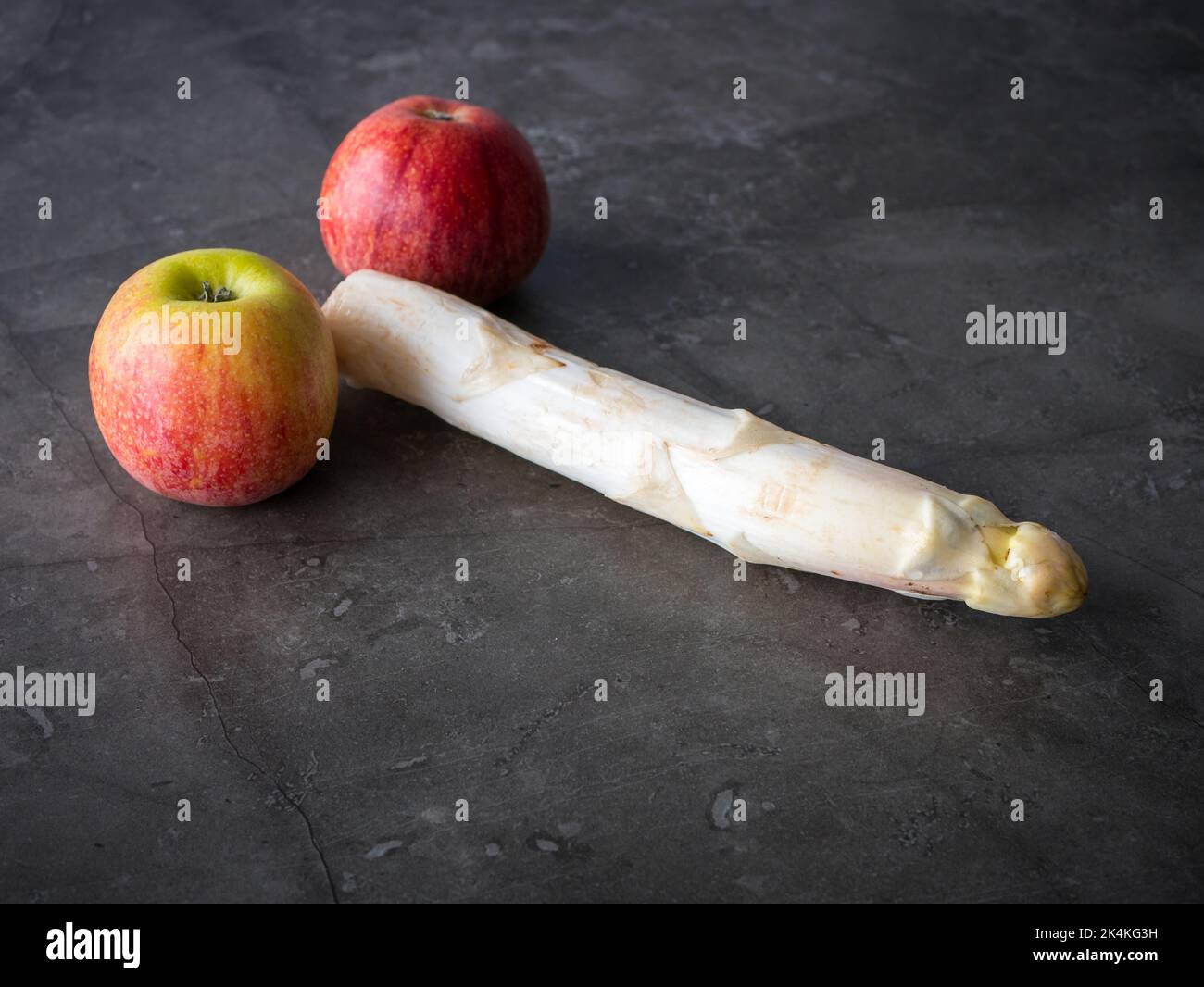 Deux pommes et une asperge, concept de la virilité sexuelle et de la santé Banque D'Images