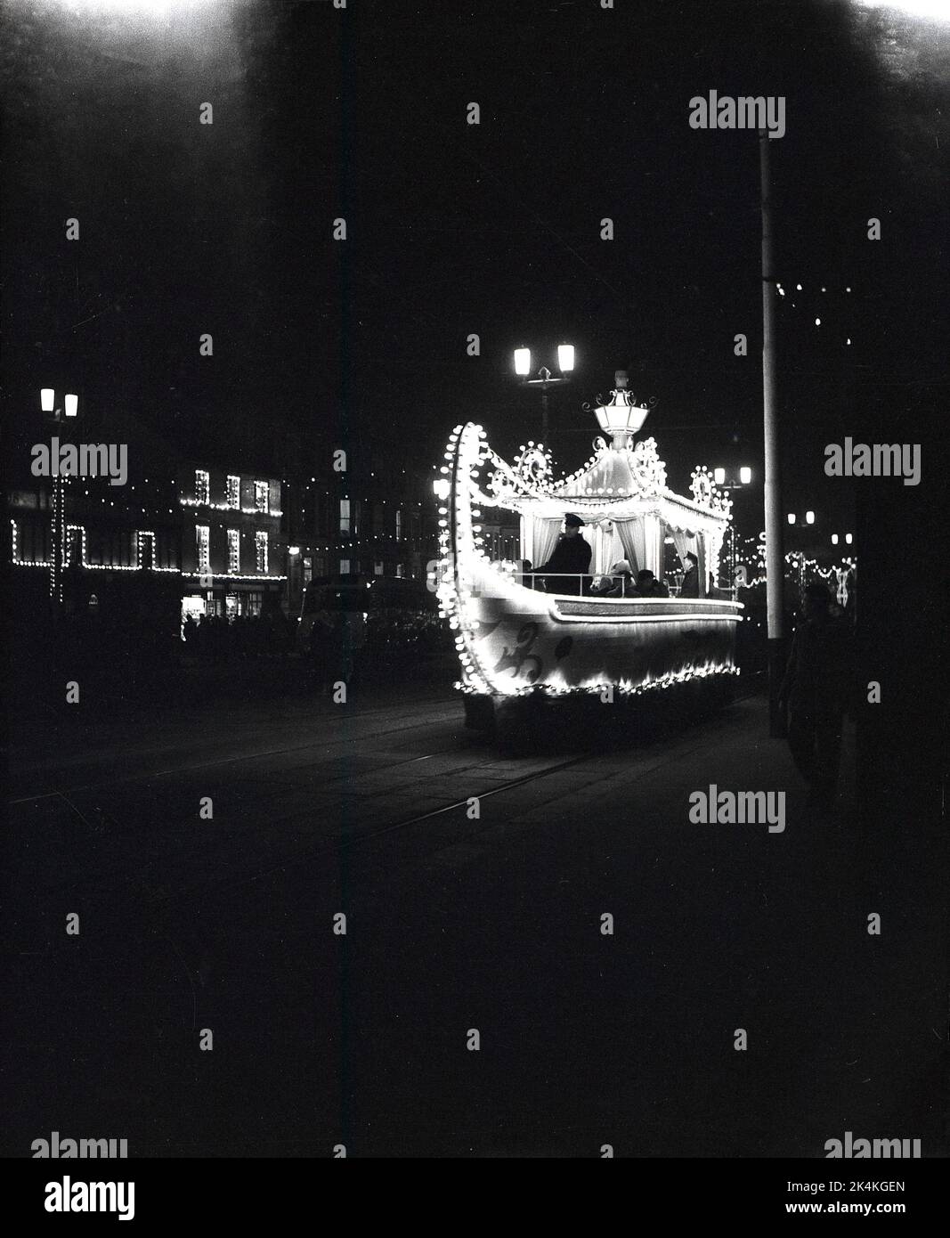 1955, Historical, Eveningtime et Blackpool Illuminations, un tramway décoré illuminé dans la station balnéaire du nord de Blackpool, Angleterre, Royaume-Uni. Banque D'Images