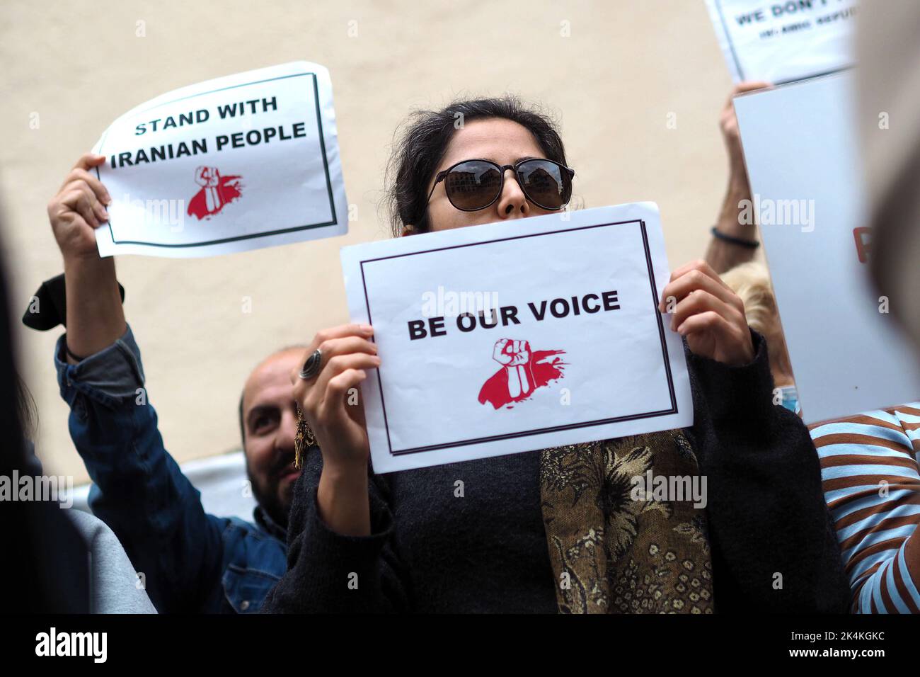 Italie, Florence, 2 octobre 2022 : les gens participent à une protestation contre le régime islamique d'Iran et la mort de Mahsa Amini. Mahsa Amini a été arrêté par la police morale iranienne seulement pour mourir trois jours plus tard, en détention à Téhéran, ce qui a provoqué des manifestations en Iran et dans le monde entier. Photo © Daiano Cristini/Sintesi/Alay Live News Banque D'Images