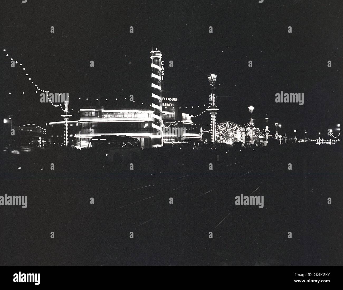 1955, historique, vue de cette époque des illuminations de Blackpool, Pleasure Beach & casino illuminés par des néons, Banque D'Images